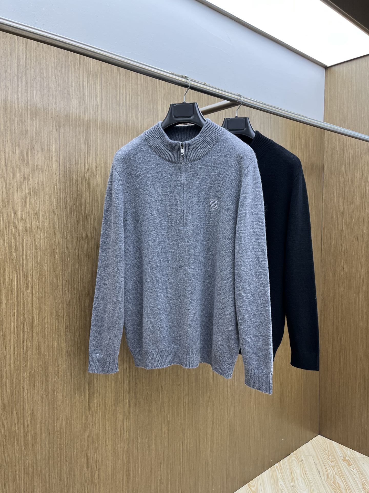 NO:569578,Autumn and winter ZZ  Made of cashmere and wool blended yarn, it has good warmth retention, is fluffy and soft, doubles the skin care, and gives you a lightweight wearing experience. High-quality natural fiber ensures a high-quality life. The whole piece is made of solid color single-sided technology, leaving loose volume when fit, solid color plain weave, clean fabric surface, solid color design, durable and high-end. Delicate workmanship, fashionable and versatile, back shoulder design, simple and comfortable  , while using counter stitching to highlight the quality in details, making the temperament more low-key, restrained, calm and stylish, and better showing the clean and neat side of successful men. The collar, cuffs, and hem are made of dense rib weaving, which is tight and elastic, not easy to deform, and highlights the texture of details. Whether worn alone or as an inner layer, it can not only give you a warm feeling, but also give you a refined sense of fashion.    The cashmere blended fabric has a delicate and soft texture, is comfortable and skin-friendly, has a particularly good three-dimensional effect on the upper body, and has a great drape. It will not pill or deform after long-term wear and washing. Size M-XXXL,,alexander wang19860909秋冬 ZZ 采用羊绒羊毛混纺纱线,保暖性佳,蓬松柔软,加倍呵护肌肤,给你轻如无物的穿着感体验.高品质天然纤维,保障高品质生活.整件采用净色单面工艺,合体留有松量,净色平纹,织面整洁,纯色设计,耐看高阶.做工细致,时尚又百搭,后倒肩版型设计,简约舒适,同时运用反针衔接,在细节处彰显品质,让气质更加低调内敛,沉稳有型,更好地展示成功男士干净利落的一面.领口,袖口,下摆采用加密罗纹织法,紧密有弹力,不易变形,彰显细节质感.无论单穿还是内搭,既能给你绵绵暖意,ftd又能给你精致的时髦感.  面料羊绒混坊质感细腻柔软,舒适亲肤,上身立体感特别好,垂坠感也超赞,久穿久洗不起球不变形. 码数M-XXXL,,alexander wang,Men's clothing