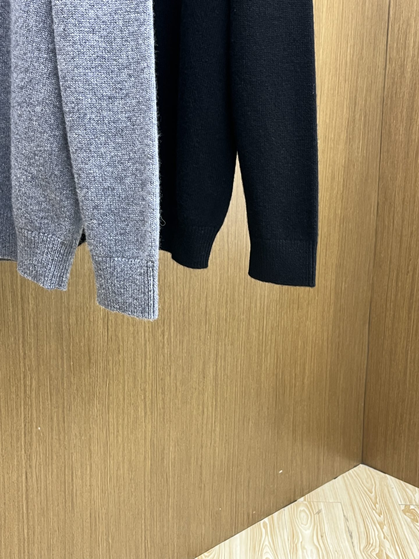 调价 秋冬 ZZ 采用羊绒羊毛混纺纱线，保暖性佳，蓬松柔软，加倍呵护肌肤，给你轻如无物的穿着感体验。高品