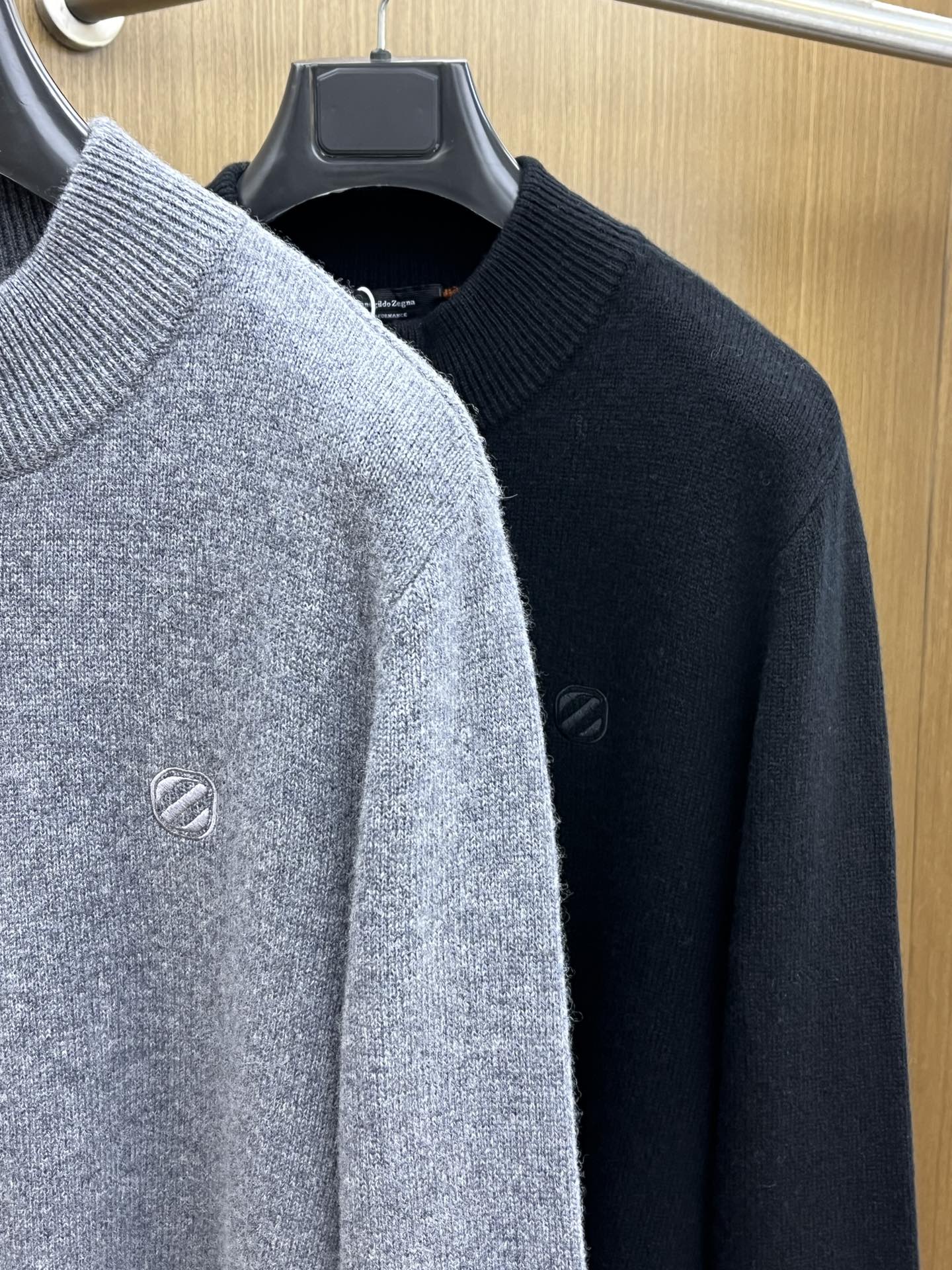 调价 秋冬 ZZ 采用羊绒羊毛混纺纱线，保暖性佳，蓬松柔软，加倍呵护肌肤，给你轻如无物的穿着感体验。高品