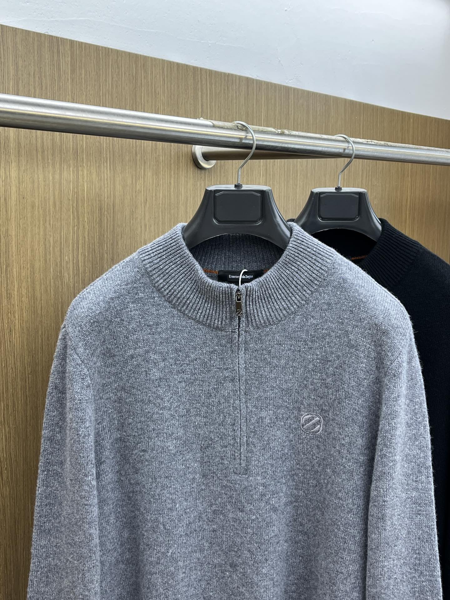 调价 秋冬 ZZ 采用羊绒羊毛混纺纱线，保暖性佳，蓬松柔软，加倍呵护肌肤，给你轻如无物的穿着感体验。高品