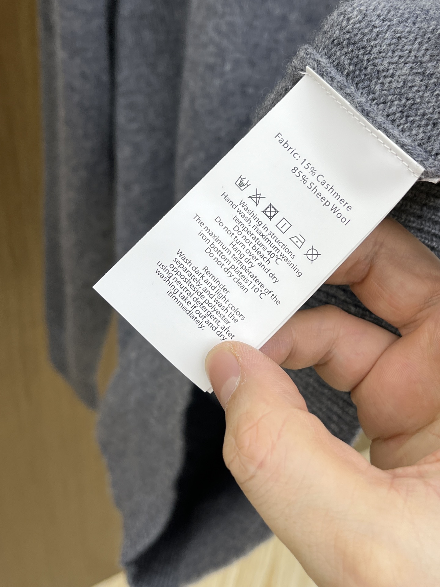 调价 秋冬 ZZ 采用羊绒羊毛混纺纱线，保暖性佳，蓬松柔软，加倍呵护肌肤，给你轻如无物的穿着感体验。高品