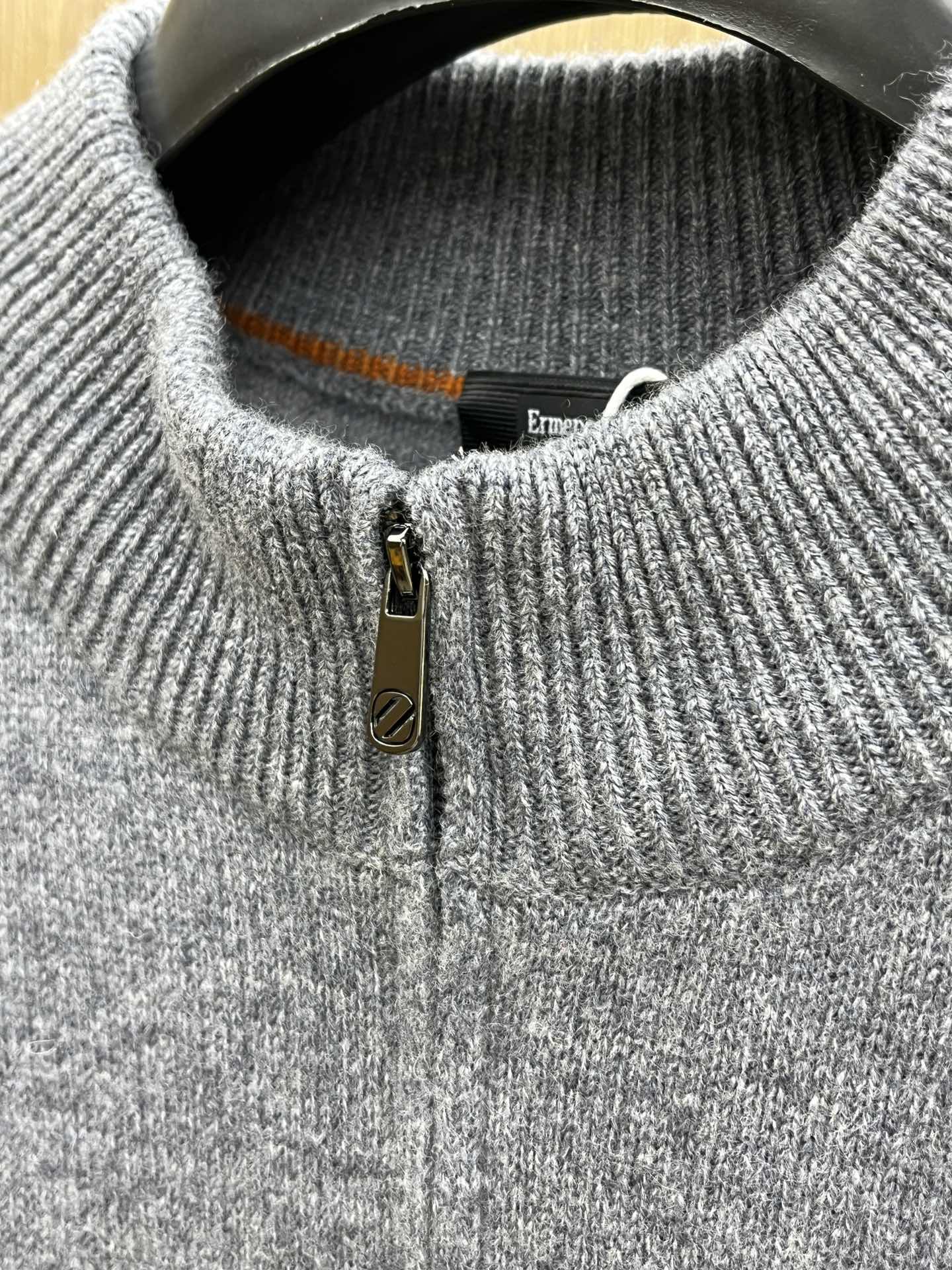 调价 秋冬 ZZ 采用羊绒羊毛混纺纱线，保暖性佳，蓬松柔软，加倍呵护肌肤，给你轻如无物的穿着感体验。高品