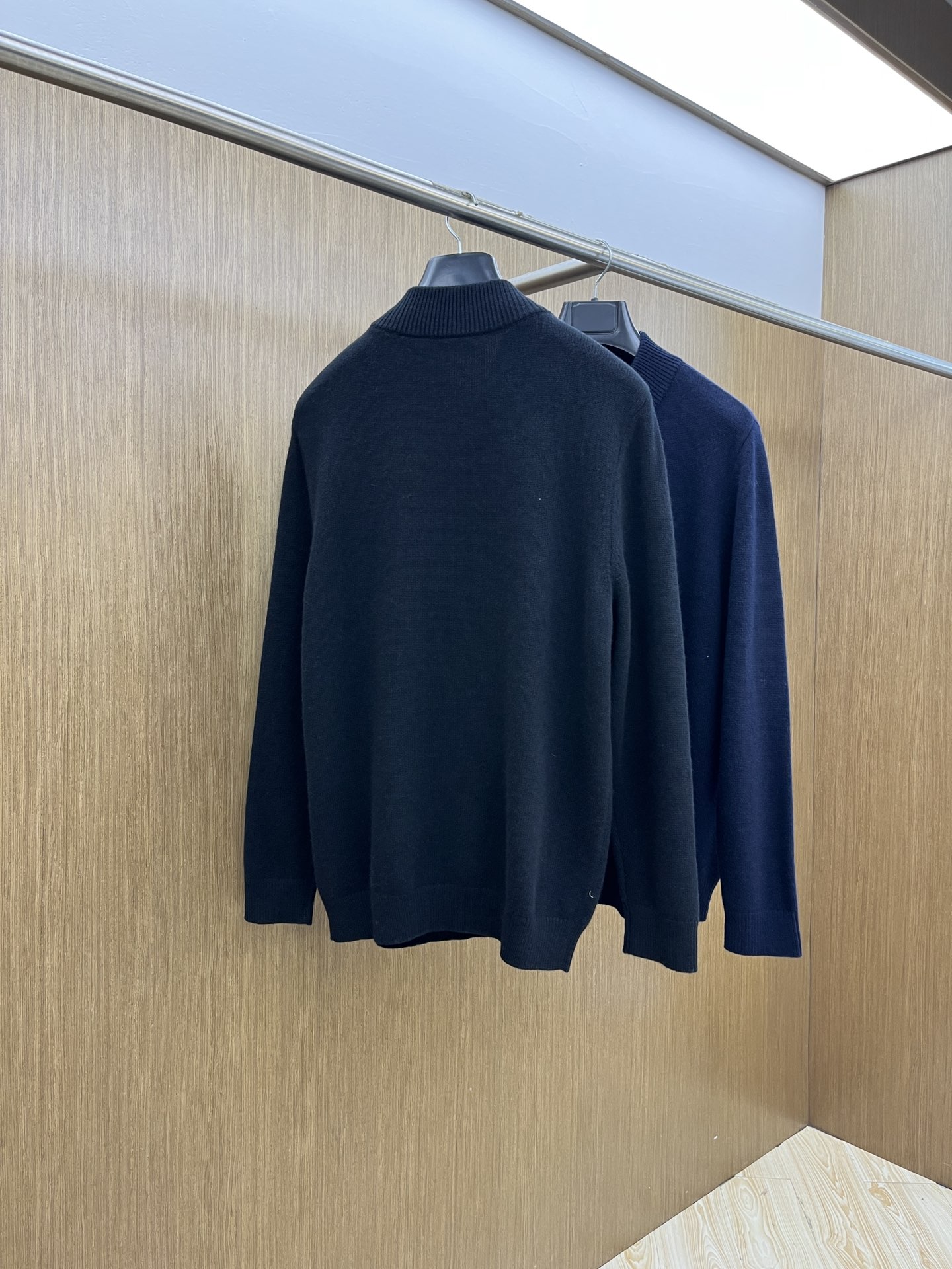 调价 秋冬 lP🆕 采用羊绒羊毛混纺纱线，保暖性佳，蓬松柔软，加倍呵护肌肤，给你轻如无物的穿着感体验。高