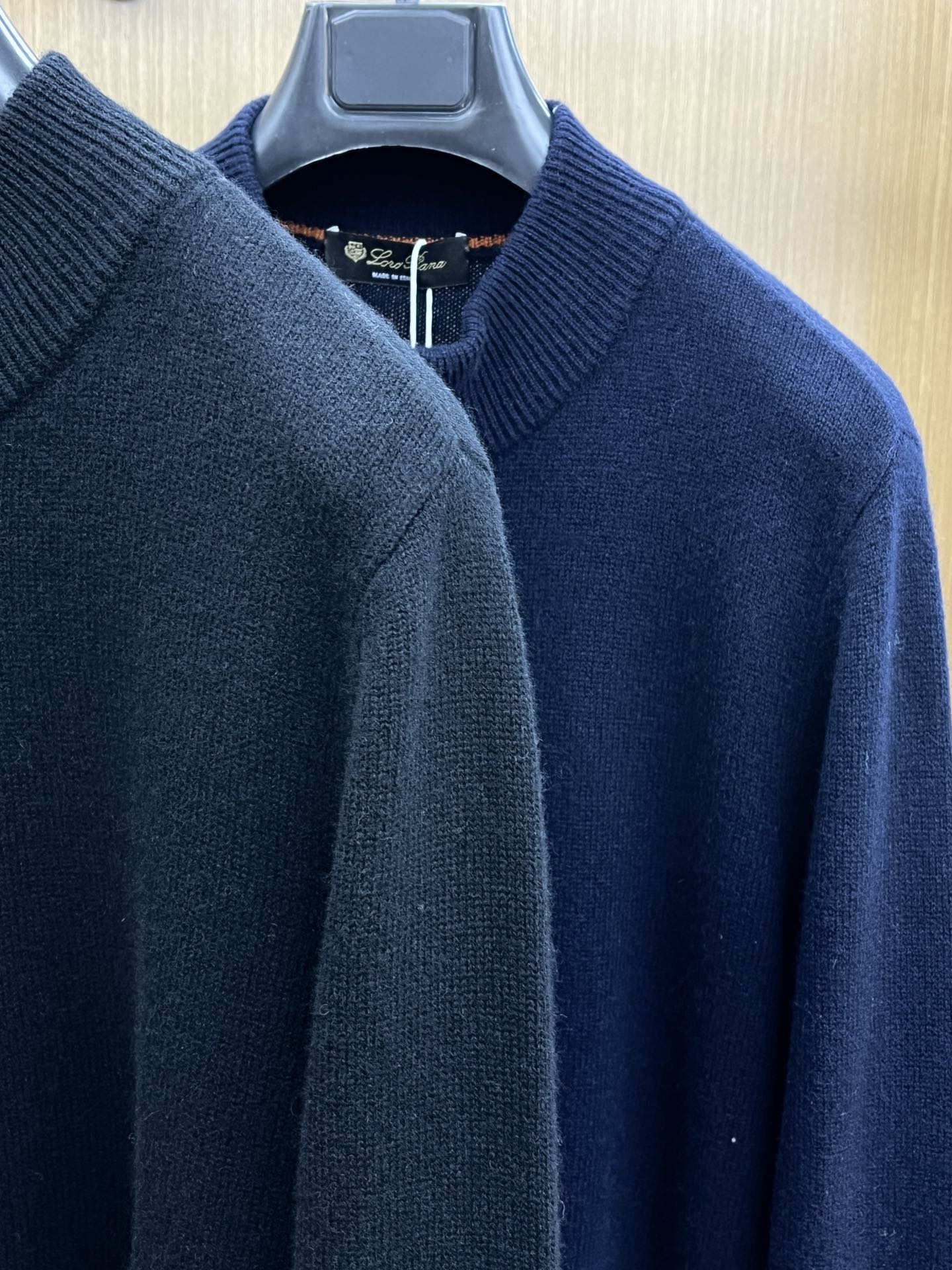 调价 秋冬 lP🆕 采用羊绒羊毛混纺纱线，保暖性佳，蓬松柔软，加倍呵护肌肤，给你轻如无物的穿着感体验。高