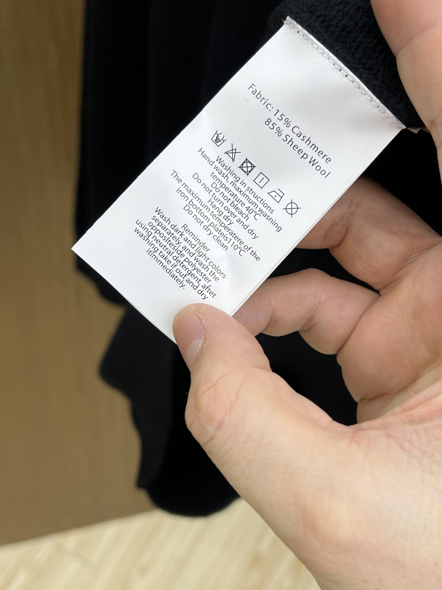 调价 秋冬 lP🆕 采用羊绒羊毛混纺纱线，保暖性佳，蓬松柔软，加倍呵护肌肤，给你轻如无物的穿着感体验。高