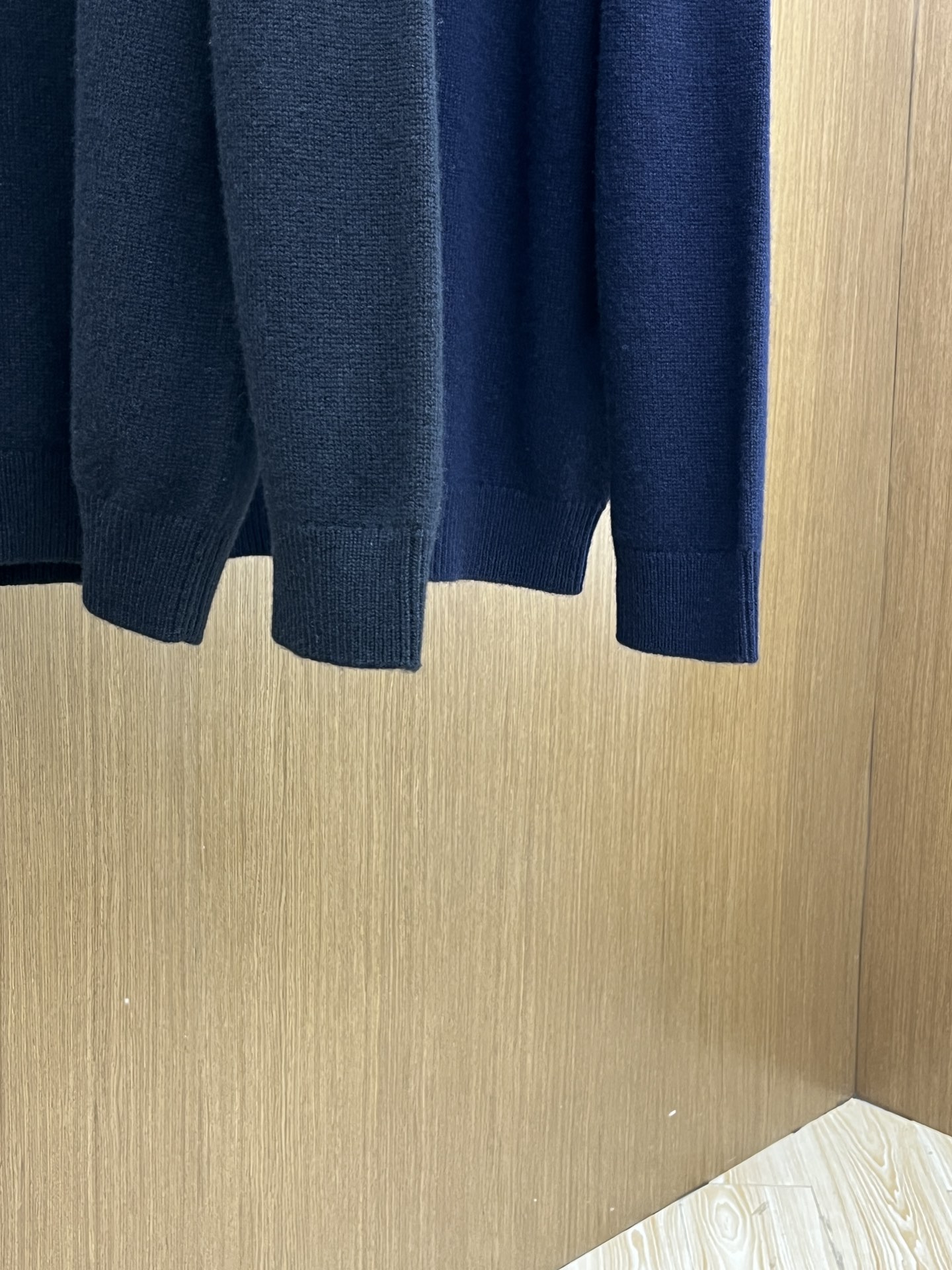 调价 秋冬 lP🆕 采用羊绒羊毛混纺纱线，保暖性佳，蓬松柔软，加倍呵护肌肤，给你轻如无物的穿着感体验。高