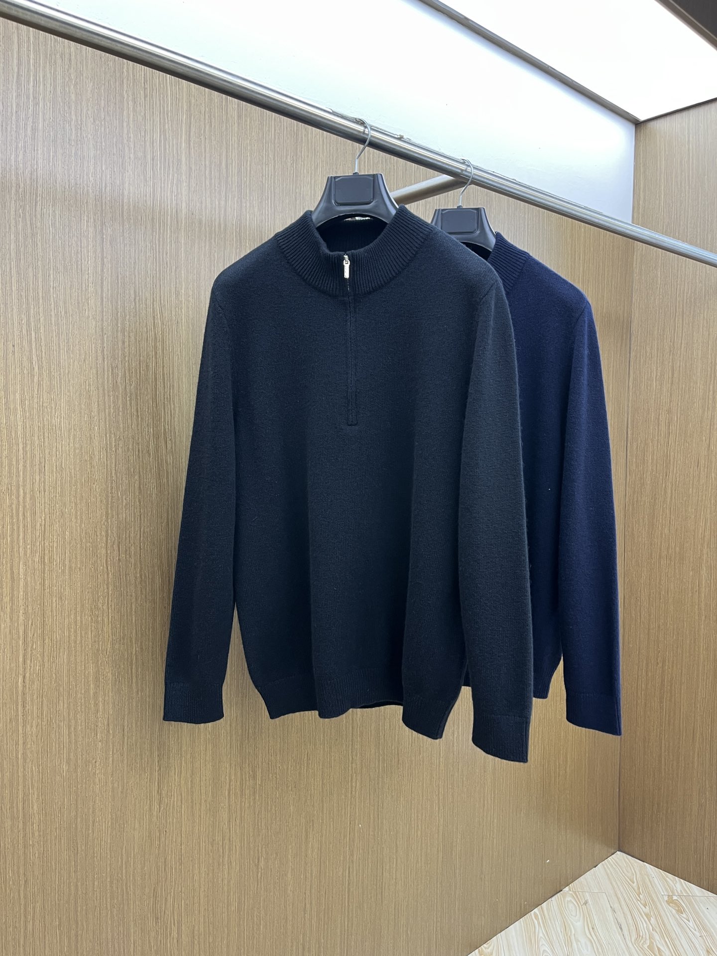 调价 秋冬 lP🆕 采用羊绒羊毛混纺纱线，保暖性佳，蓬松柔软，加倍呵护肌肤，给你轻如无物的穿着感体验。高