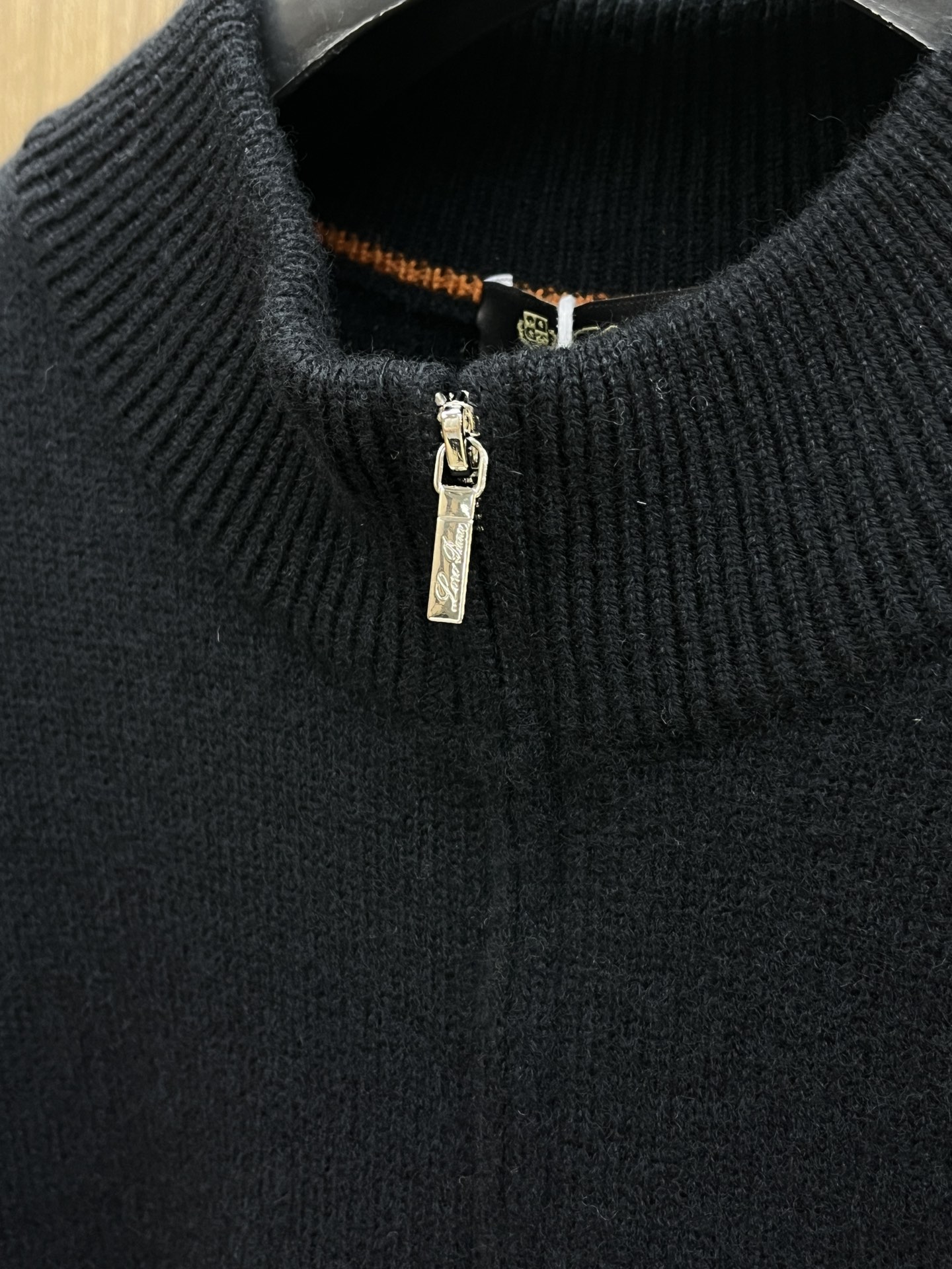 调价 秋冬 lP🆕 采用羊绒羊毛混纺纱线，保暖性佳，蓬松柔软，加倍呵护肌肤，给你轻如无物的穿着感体验。高