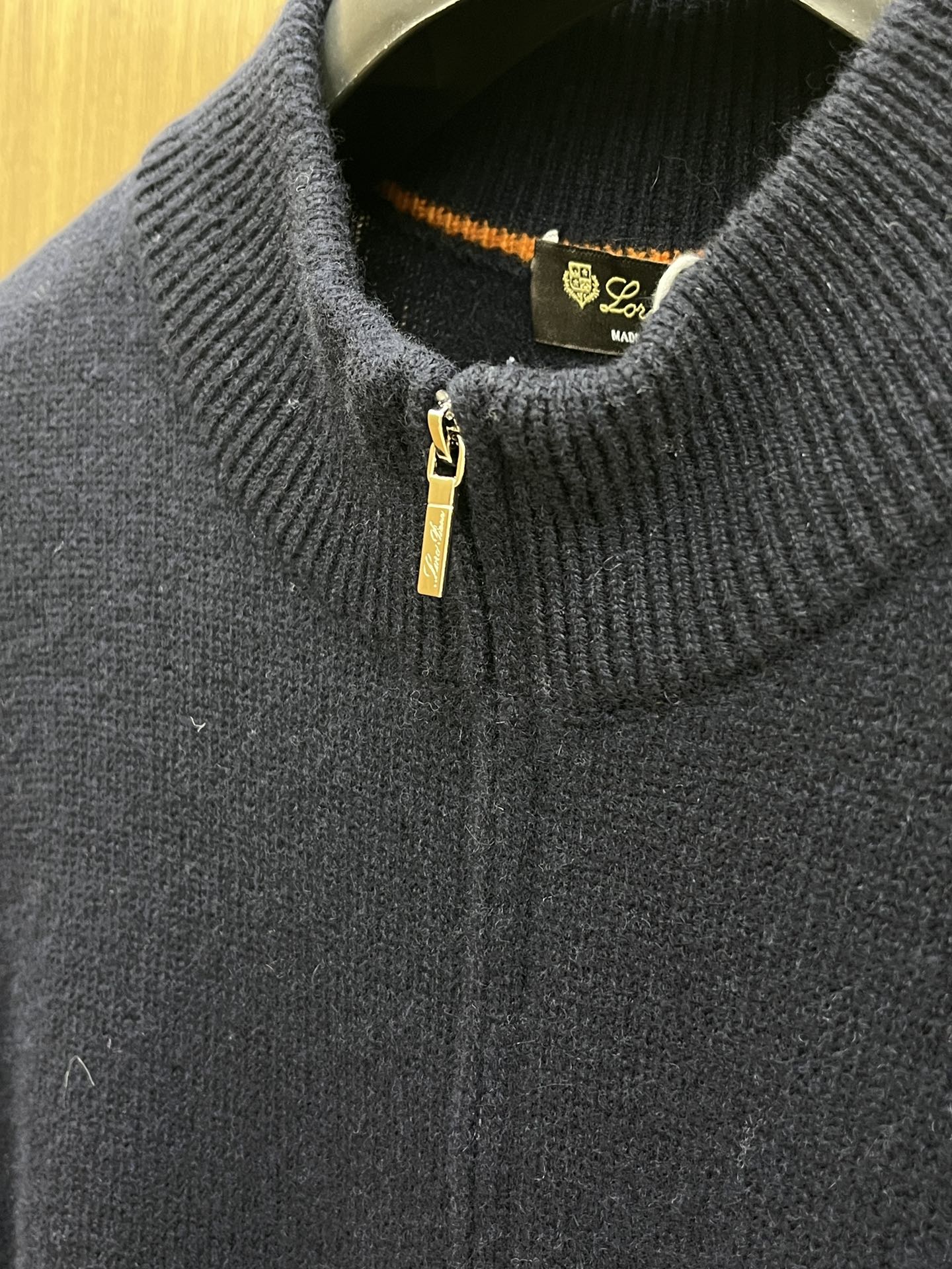 调价 秋冬 lP🆕 采用羊绒羊毛混纺纱线，保暖性佳，蓬松柔软，加倍呵护肌肤，给你轻如无物的穿着感体验。高