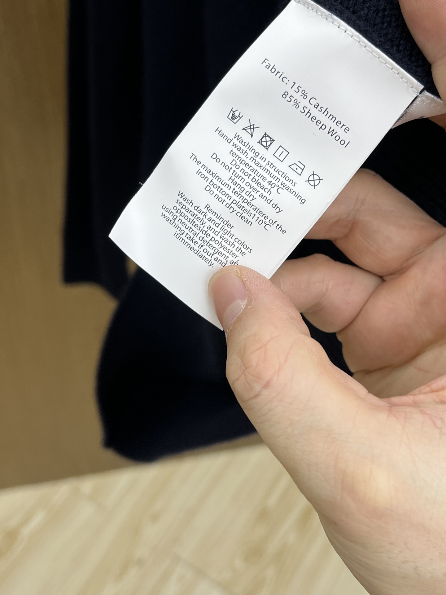 调价 秋冬 lP🆕 采用羊绒羊毛混纺纱线，保暖性佳，蓬松柔软，加倍呵护肌肤，给你轻如无物的穿着感体验。高