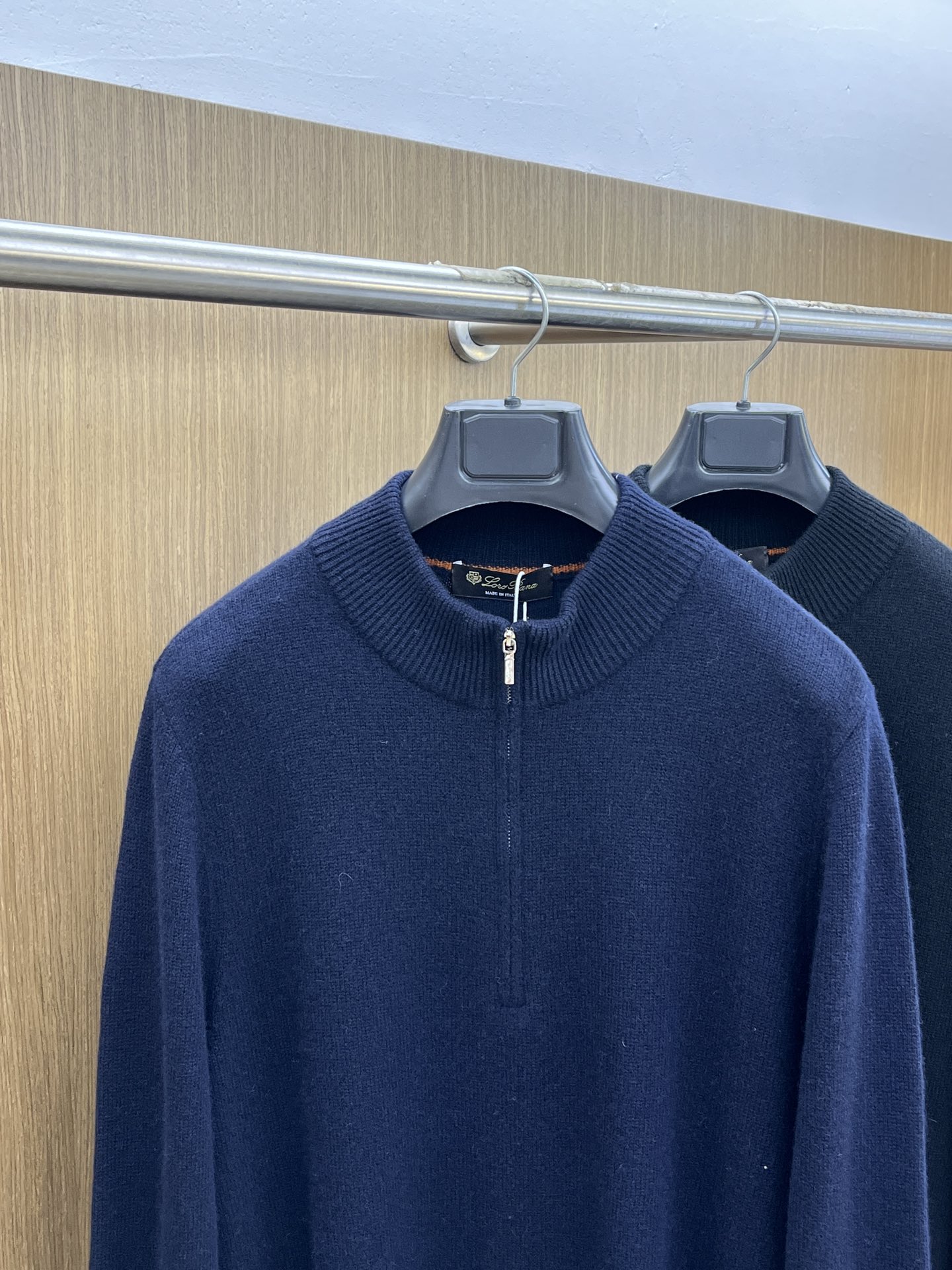 调价 秋冬 lP🆕 采用羊绒羊毛混纺纱线，保暖性佳，蓬松柔软，加倍呵护肌肤，给你轻如无物的穿着感体验。高