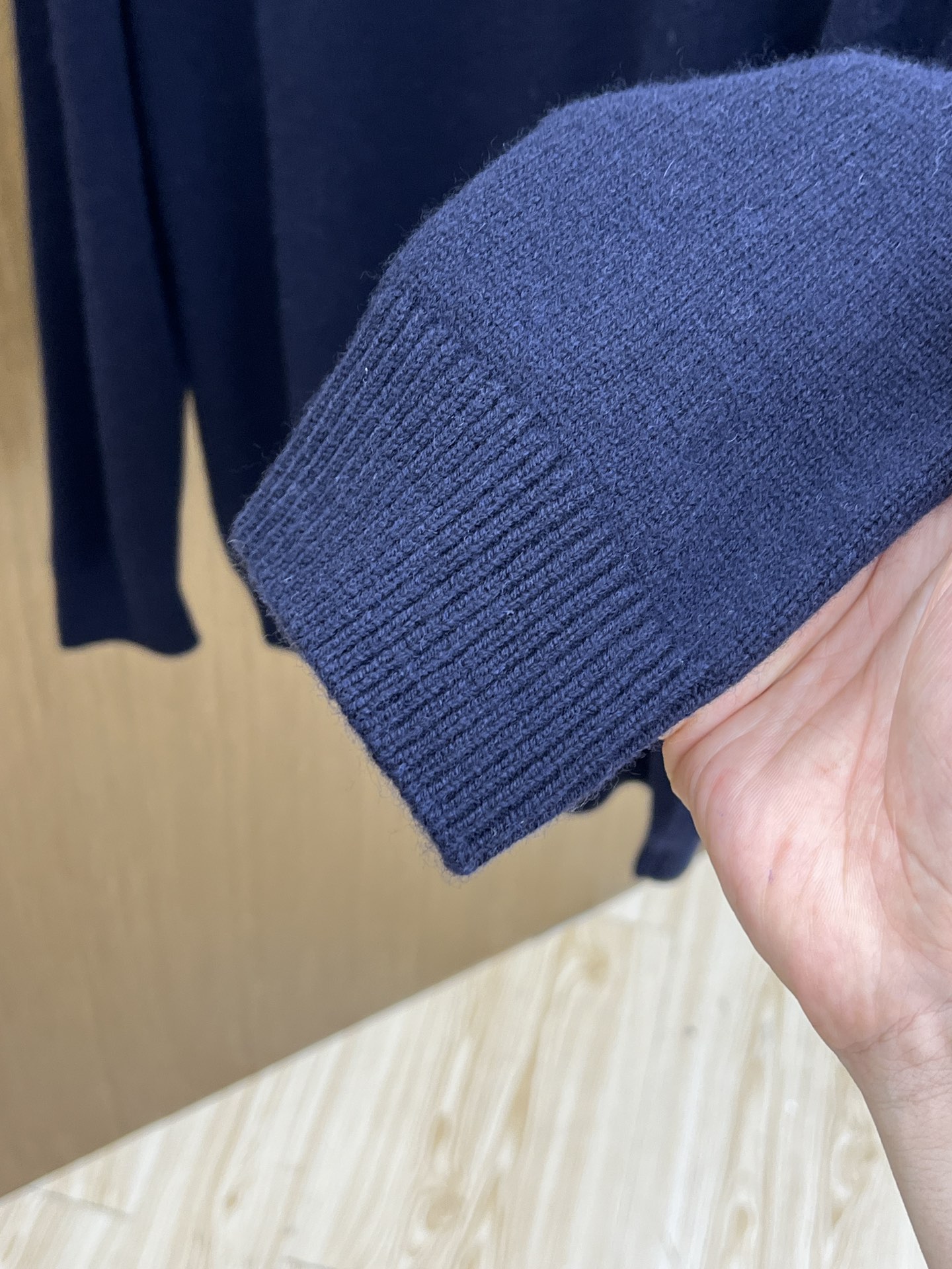 调价 秋冬 lP🆕 采用羊绒羊毛混纺纱线，保暖性佳，蓬松柔软，加倍呵护肌肤，给你轻如无物的穿着感体验。高