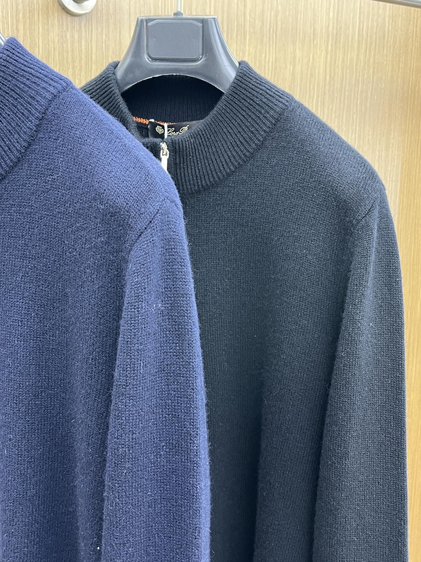 调价 秋冬 lP🆕 采用羊绒羊毛混纺纱线，保暖性佳，蓬松柔软，加倍呵护肌肤，给你轻如无物的穿着感体验。高