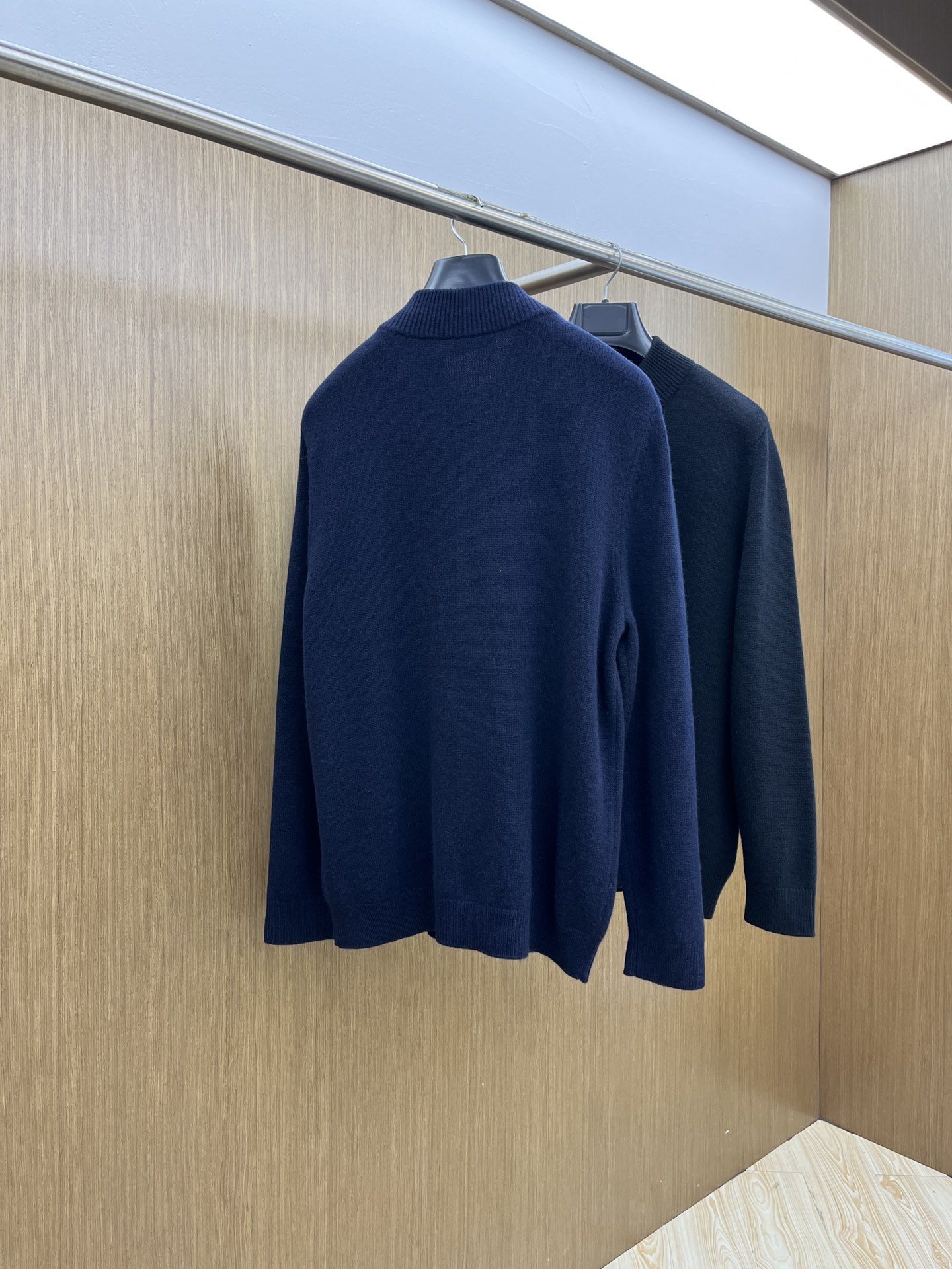 调价 秋冬 lP🆕 采用羊绒羊毛混纺纱线，保暖性佳，蓬松柔软，加倍呵护肌肤，给你轻如无物的穿着感体验。高