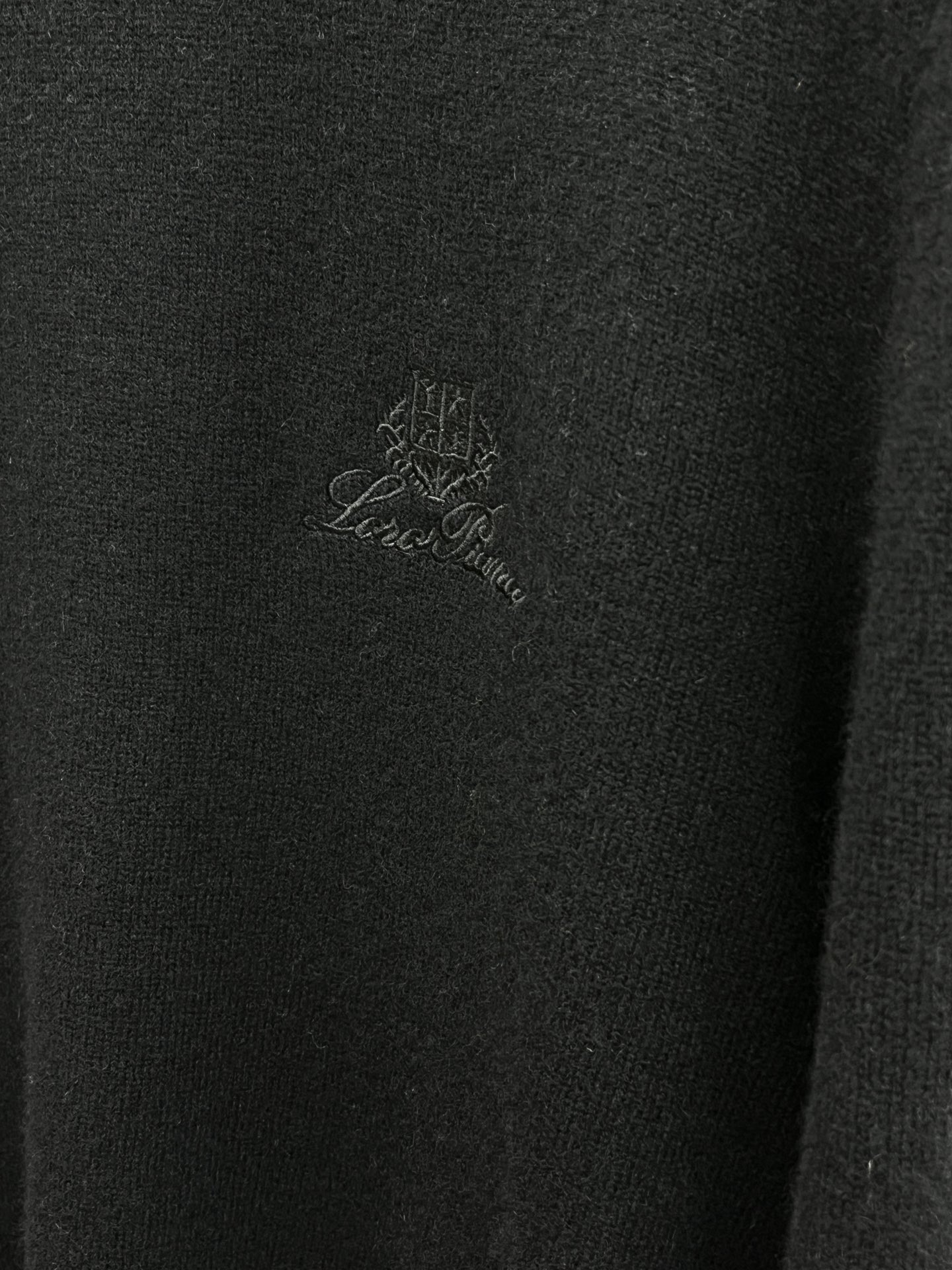 秋冬 lP🆕 采用羊绒羊毛混纺纱线，保暖性佳，蓬松柔软，加倍呵护肌肤，给你轻如无物的穿着感体验。高品质天