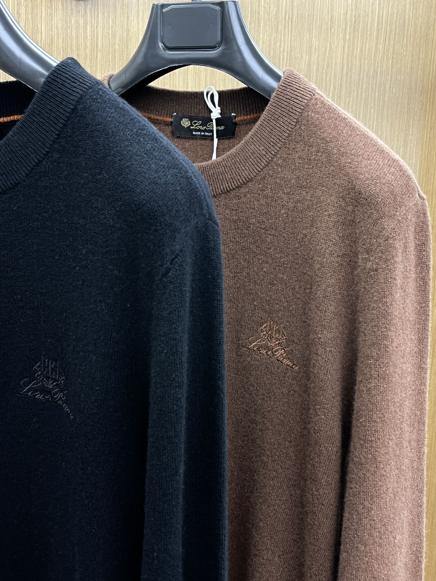 秋冬 lP🆕 采用羊绒羊毛混纺纱线，保暖性佳，蓬松柔软，加倍呵护肌肤，给你轻如无物的穿着感体验。高品质天