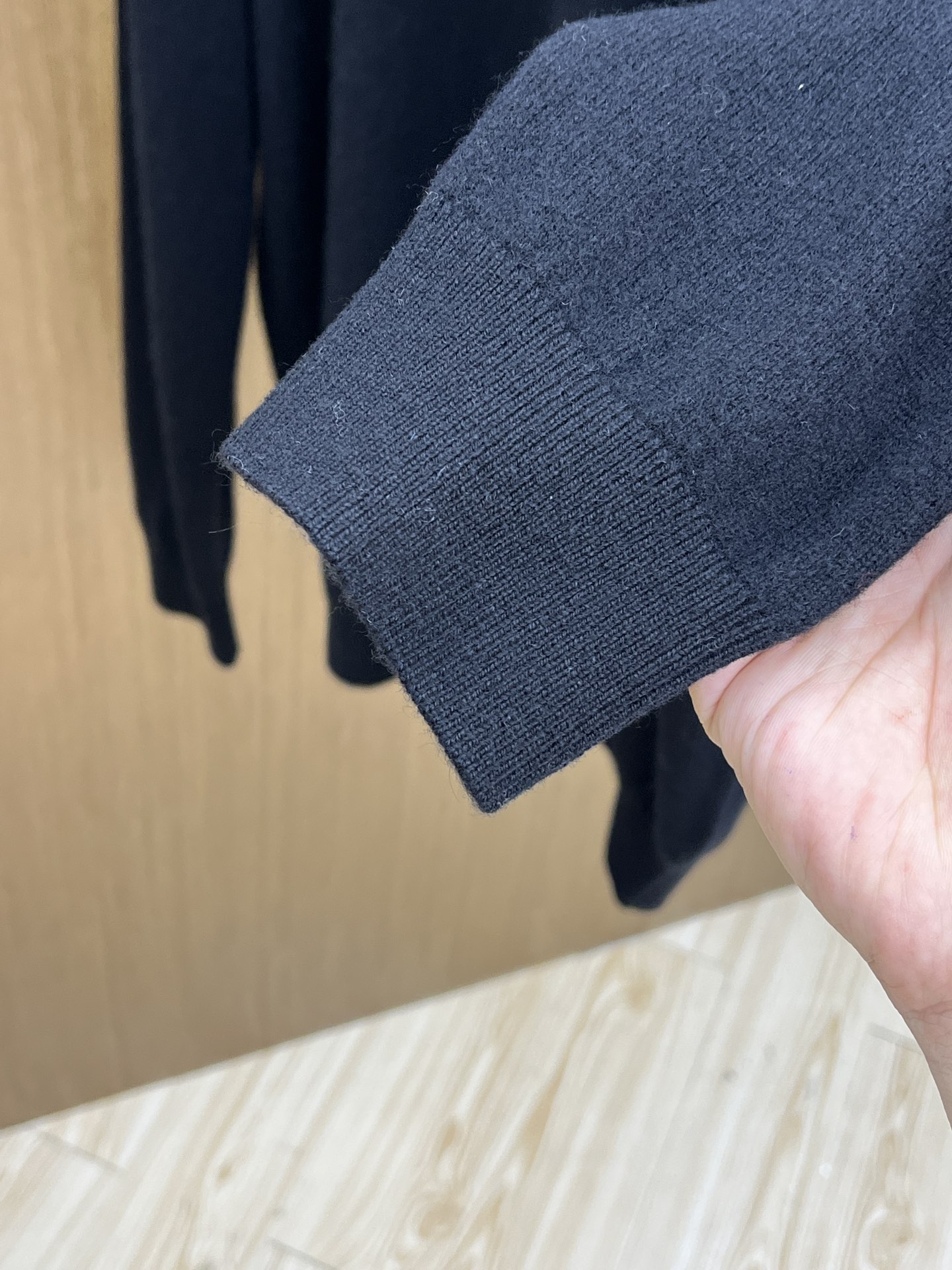 秋冬 lP🆕 采用羊绒羊毛混纺纱线，保暖性佳，蓬松柔软，加倍呵护肌肤，给你轻如无物的穿着感体验。高品质天