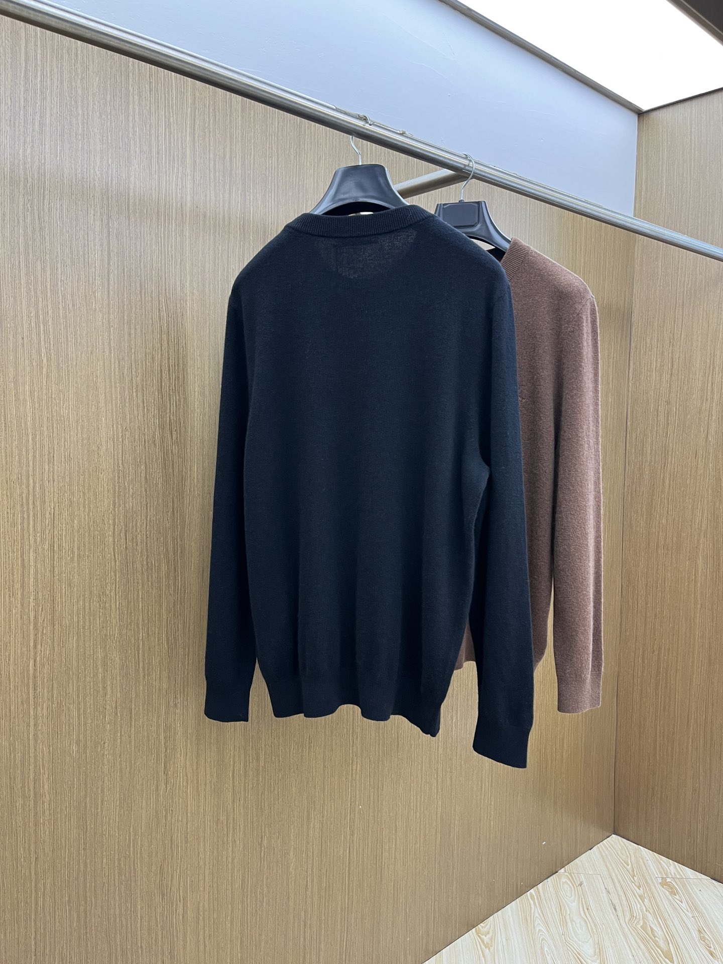 秋冬 lP🆕 采用羊绒羊毛混纺纱线，保暖性佳，蓬松柔软，加倍呵护肌肤，给你轻如无物的穿着感体验。高品质天