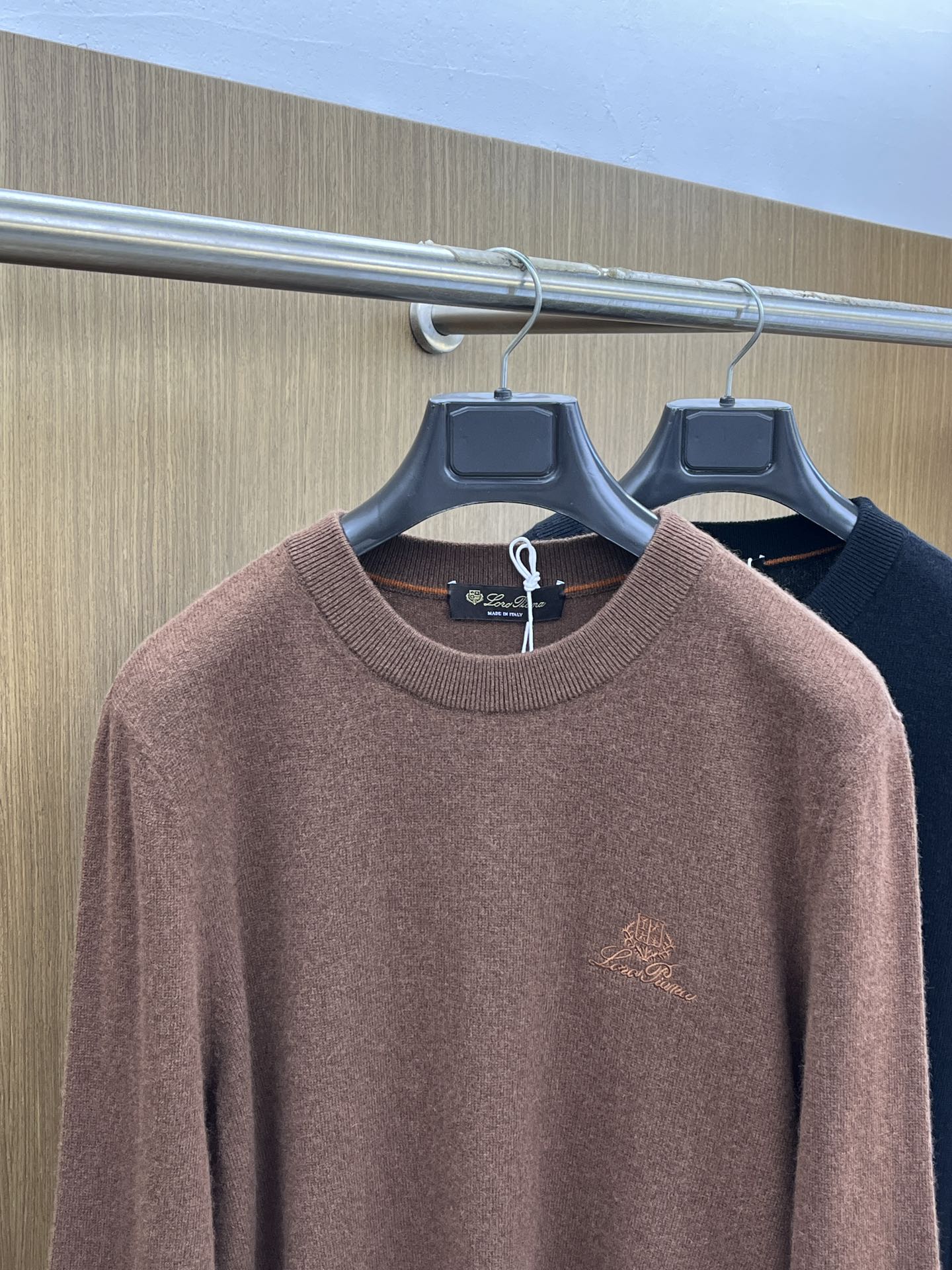 秋冬 lP🆕 采用羊绒羊毛混纺纱线，保暖性佳，蓬松柔软，加倍呵护肌肤，给你轻如无物的穿着感体验。高品质天