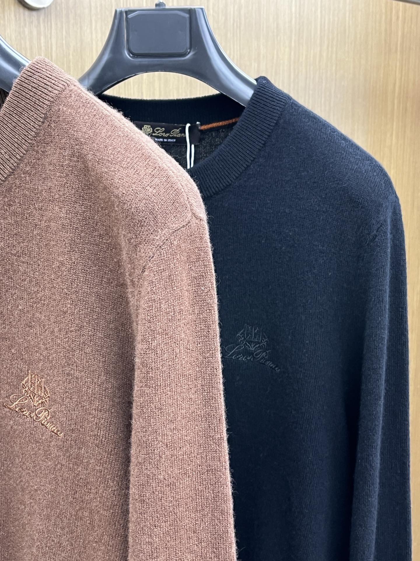 秋冬 lP🆕 采用羊绒羊毛混纺纱线，保暖性佳，蓬松柔软，加倍呵护肌肤，给你轻如无物的穿着感体验。高品质天