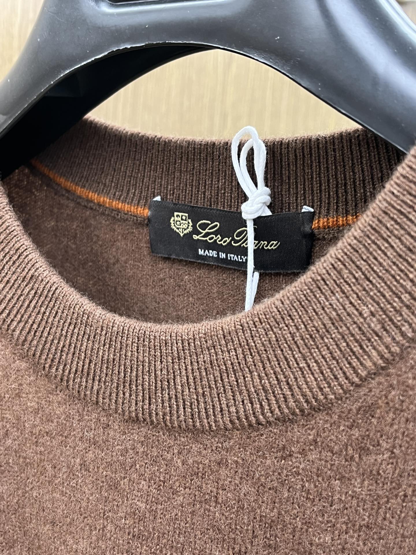 秋冬 lP🆕 采用羊绒羊毛混纺纱线，保暖性佳，蓬松柔软，加倍呵护肌肤，给你轻如无物的穿着感体验。高品质天