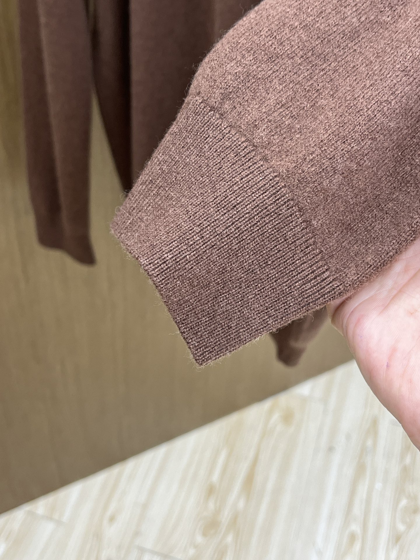 秋冬 lP🆕 采用羊绒羊毛混纺纱线，保暖性佳，蓬松柔软，加倍呵护肌肤，给你轻如无物的穿着感体验。高品质天