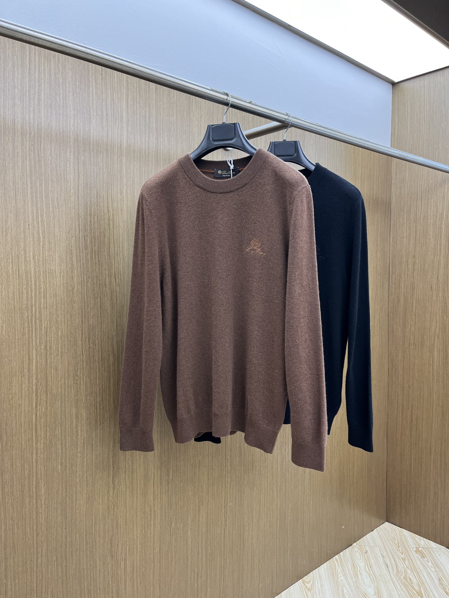 NO:569582,Autumn and Winter LP  Made of cashmere and wool blended yarn, it has good warmth retention, is fluffy and soft, doubles the skin care, and gives you a lightweight wearing experience. High-quality natural fiber ensures a high-quality life. The whole piece is made of solid color single-sided technology, leaving loose volume when fit, solid color plain weave, clean fabric surface, solid color design, durable and high-end. Delicate workmanship, fashionable and versatile, back shoulder design, simple and comfortable  , while using counter stitching to highlight the quality in details, making the temperament more low-key, restrained, calm and stylish, and better showing the clean and neat side of successful men. The collar, cuffs, and hem are made of dense rib weaving, which is tight and elastic, not easy to deform, and highlights the texture of details. Whether worn alone or as an inner layer, it can not only give you a warm feeling, but also give you a refined sense of fashion.    The fabric is made of cashmere blend and has a delicate and soft texture, which is comfortable and skin-friendly. The upper body has a particularly good three-dimensional effect and a great drape. It will not pill or deform after being worn for a long time and washed. Size M-XXXL, loro piana, alexander wang19860909秋冬 LP 采用羊绒羊毛混纺纱线,保暖性佳,蓬松柔软,加倍呵护肌肤,给你轻如无物的穿着感体验.高品质天然纤维,保障高品质生活.整件采用净色单面工艺,合体留有松量,净色平纹,织面整洁,纯色设计,耐看高阶.做工细致,时尚又百搭,后倒肩版型设计,简约舒适,同时运用反针衔接,在细节处彰显品质,让气质更加低调内敛,沉稳有型,更好地展示成功男士干净利落的一面.领口,袖口,下摆采用加密罗纹织法,紧密有弹力,不易变形,彰显细节质感.无论单穿还是内搭,既能给你绵绵暖意,ftd又能给你精致的时髦感.  面料羊绒混坊质感细腻柔软,舒适亲肤,上身立体感特别好,垂坠感也超赞,久穿久洗不起球不变形. 码数M-XXXL,,loro piana,alexander wang,Men's clothing