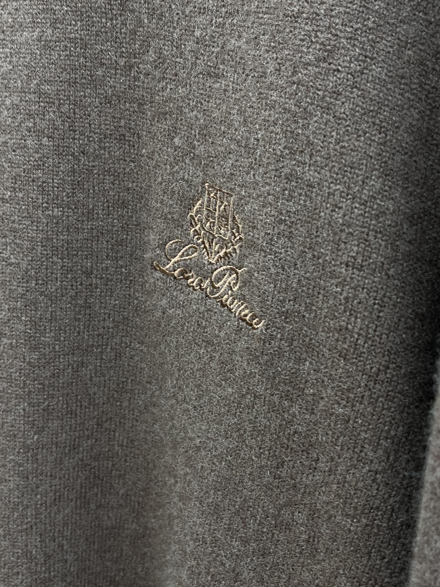 秋冬 lP🆕 采用羊绒羊毛混纺纱线，保暖性佳，蓬松柔软，加倍呵护肌肤，给你轻如无物的穿着感体验。高品质天