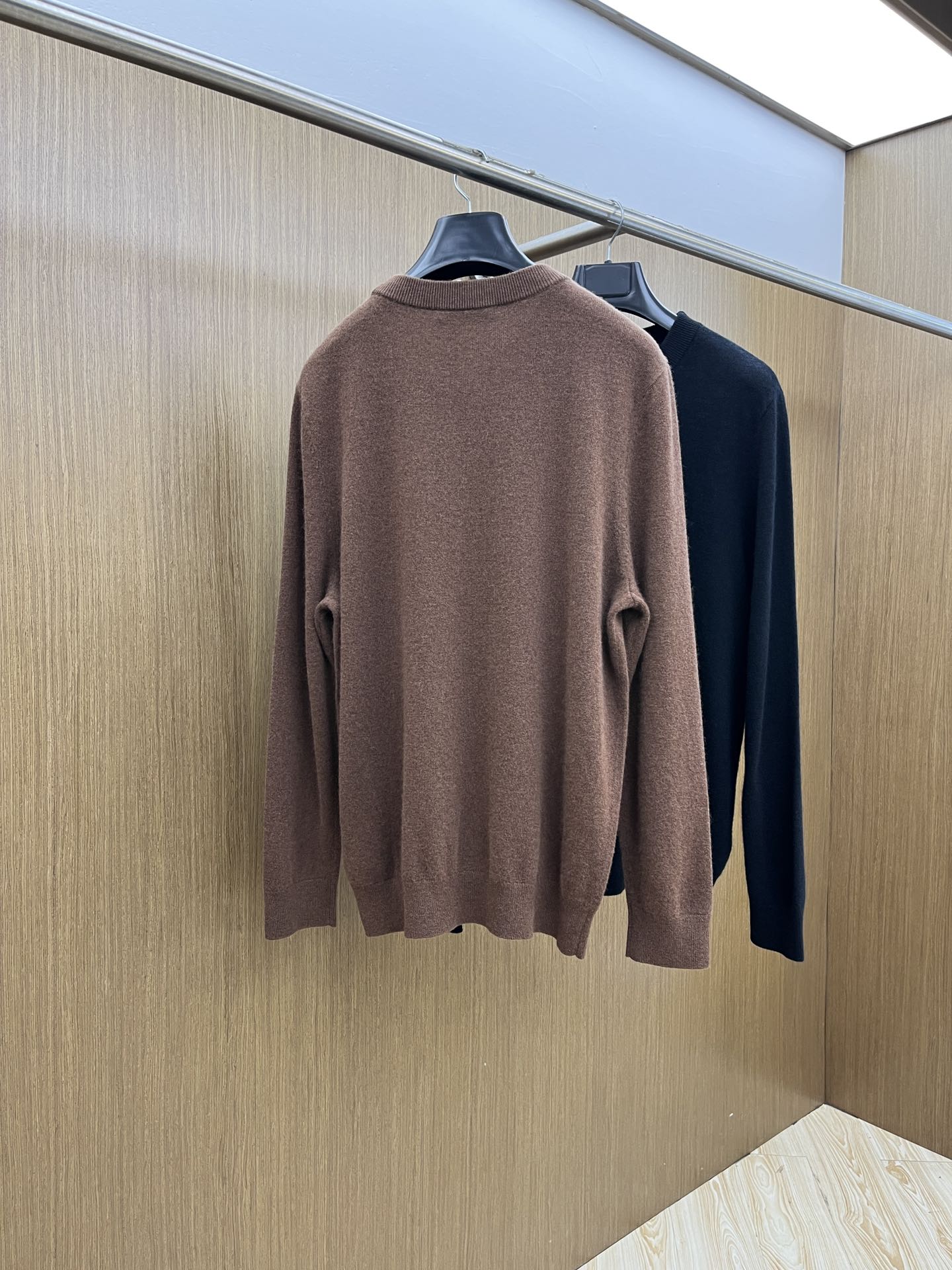 秋冬 lP🆕 采用羊绒羊毛混纺纱线，保暖性佳，蓬松柔软，加倍呵护肌肤，给你轻如无物的穿着感体验。高品质天