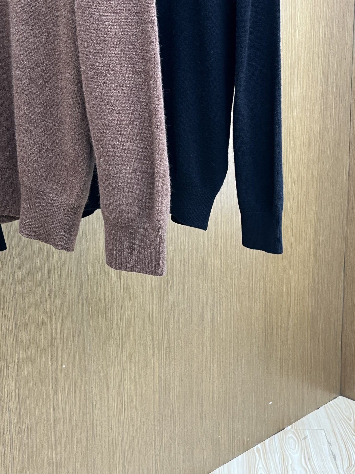 秋冬 lP🆕 采用羊绒羊毛混纺纱线，保暖性佳，蓬松柔软，加倍呵护肌肤，给你轻如无物的穿着感体验。高品质天