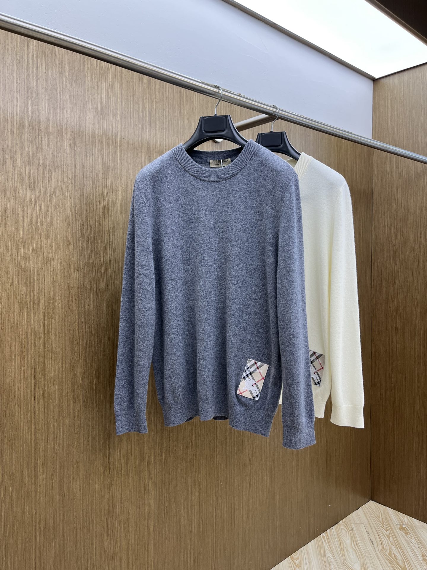 秋冬 BBR 采用羊绒羊毛混纺纱线，保暖性佳，蓬松柔软，加倍呵护肌肤，给你轻如无物的穿着感体验。高品质天