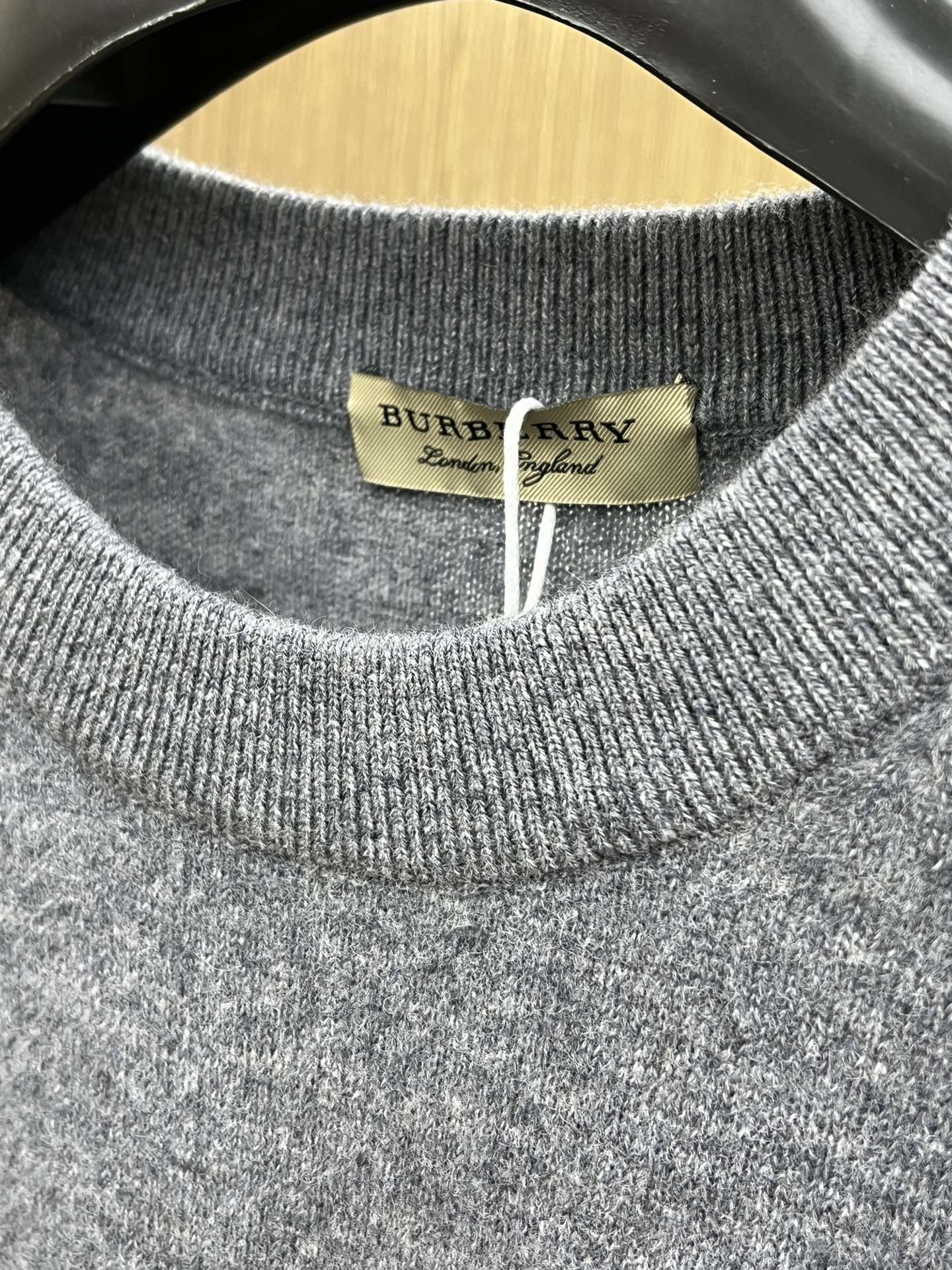 秋冬 BBR 采用羊绒羊毛混纺纱线，保暖性佳，蓬松柔软，加倍呵护肌肤，给你轻如无物的穿着感体验。高品质天