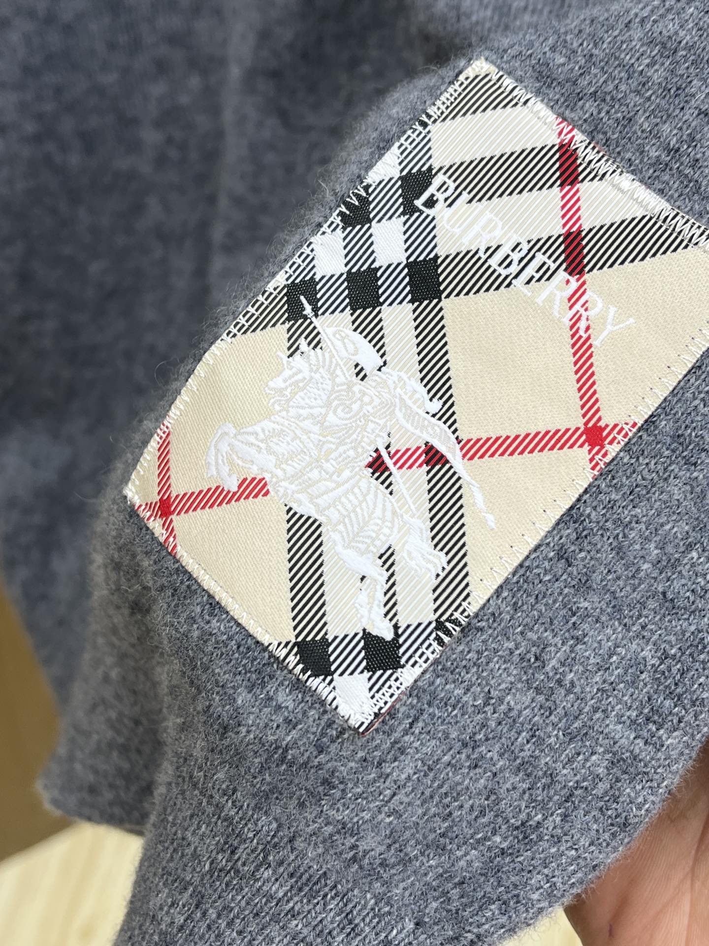 秋冬 BBR 采用羊绒羊毛混纺纱线，保暖性佳，蓬松柔软，加倍呵护肌肤，给你轻如无物的穿着感体验。高品质天