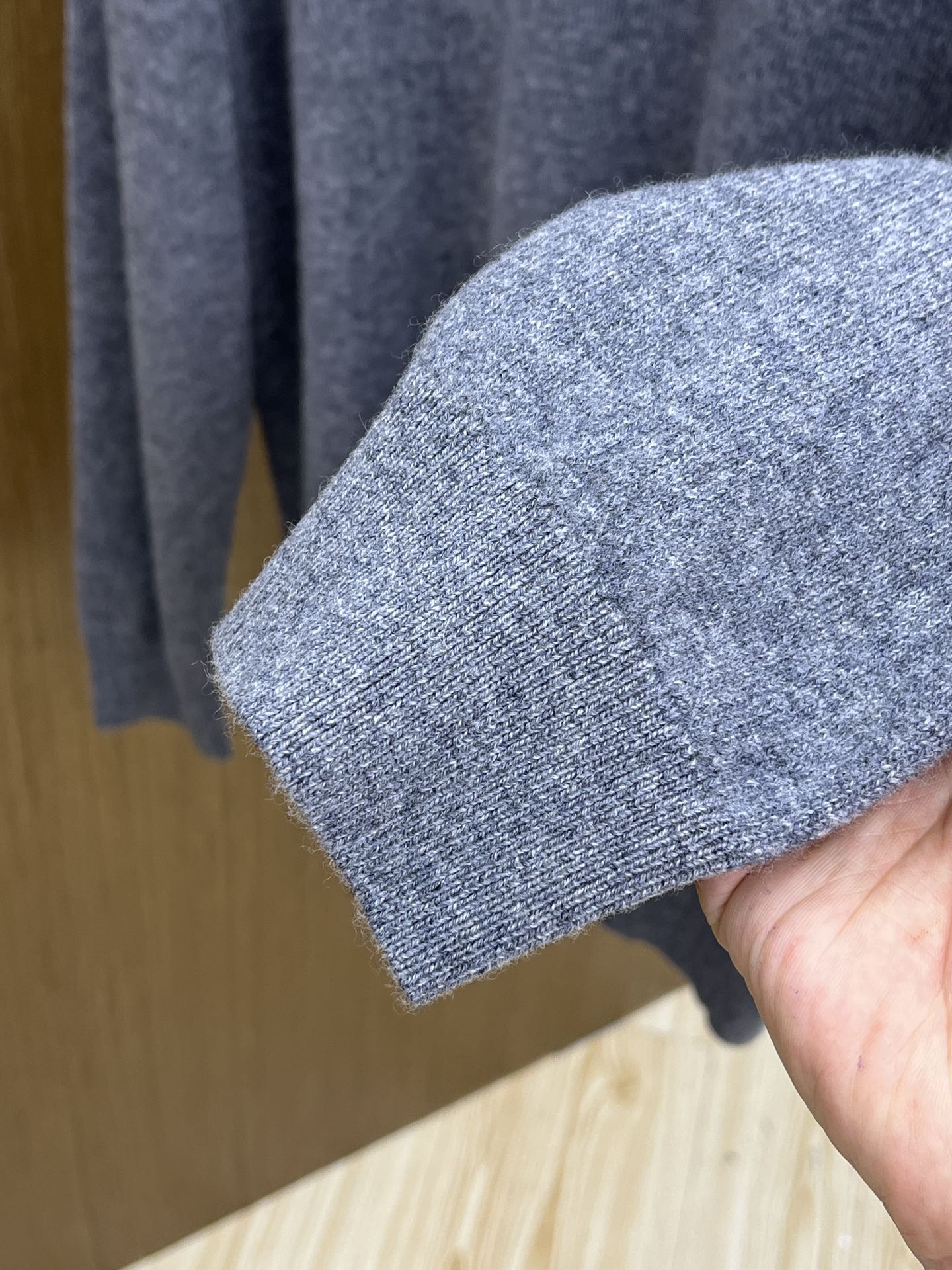 秋冬 BBR 采用羊绒羊毛混纺纱线，保暖性佳，蓬松柔软，加倍呵护肌肤，给你轻如无物的穿着感体验。高品质天