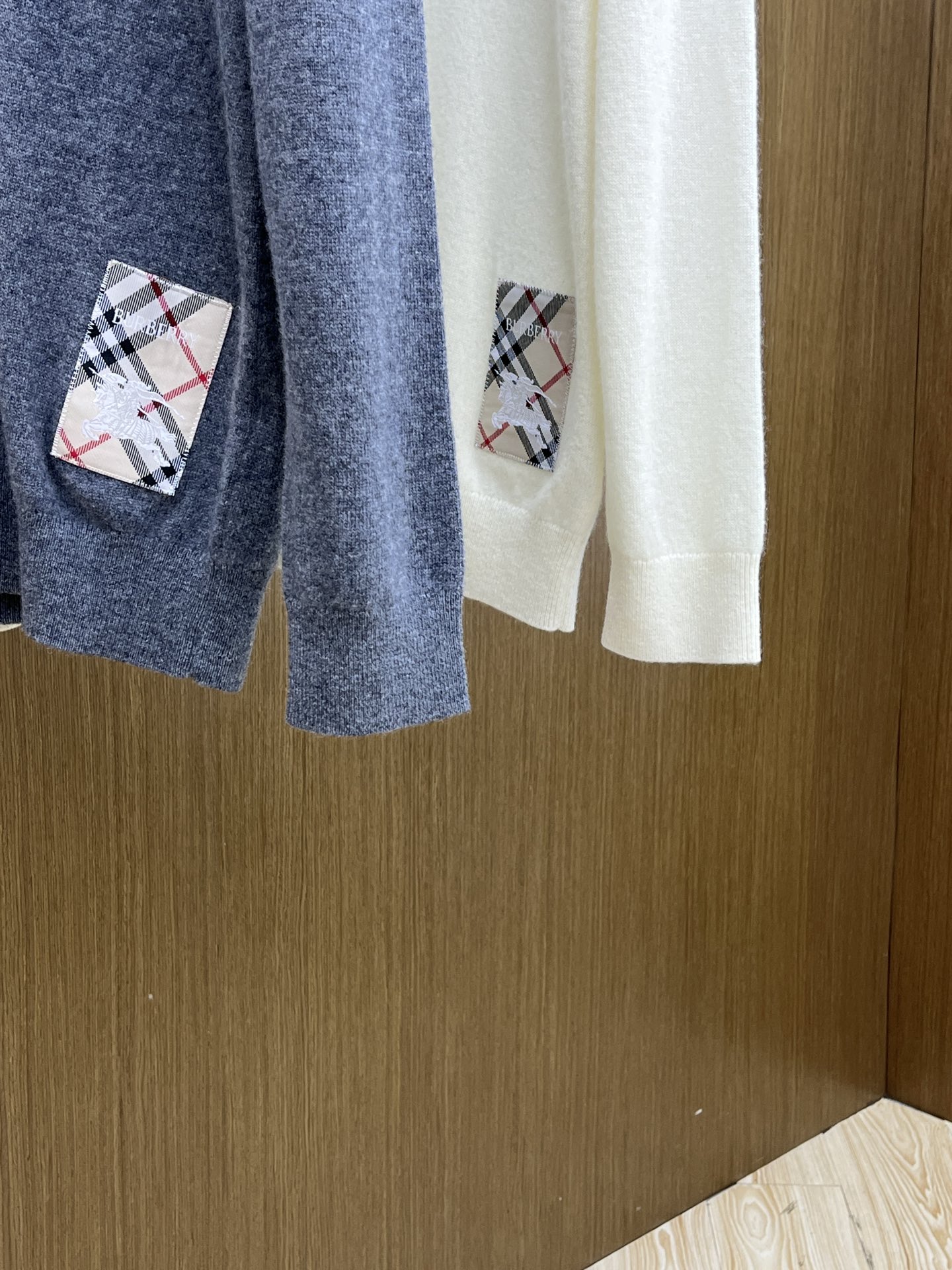 秋冬 BBR 采用羊绒羊毛混纺纱线，保暖性佳，蓬松柔软，加倍呵护肌肤，给你轻如无物的穿着感体验。高品质天