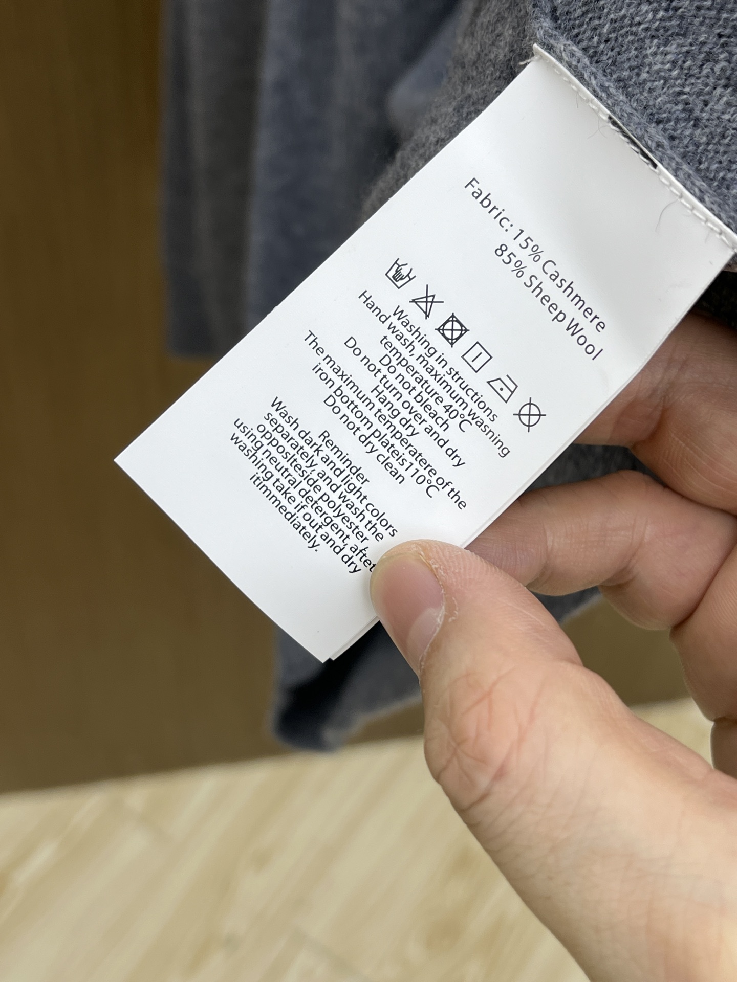 秋冬 BBR 采用羊绒羊毛混纺纱线，保暖性佳，蓬松柔软，加倍呵护肌肤，给你轻如无物的穿着感体验。高品质天