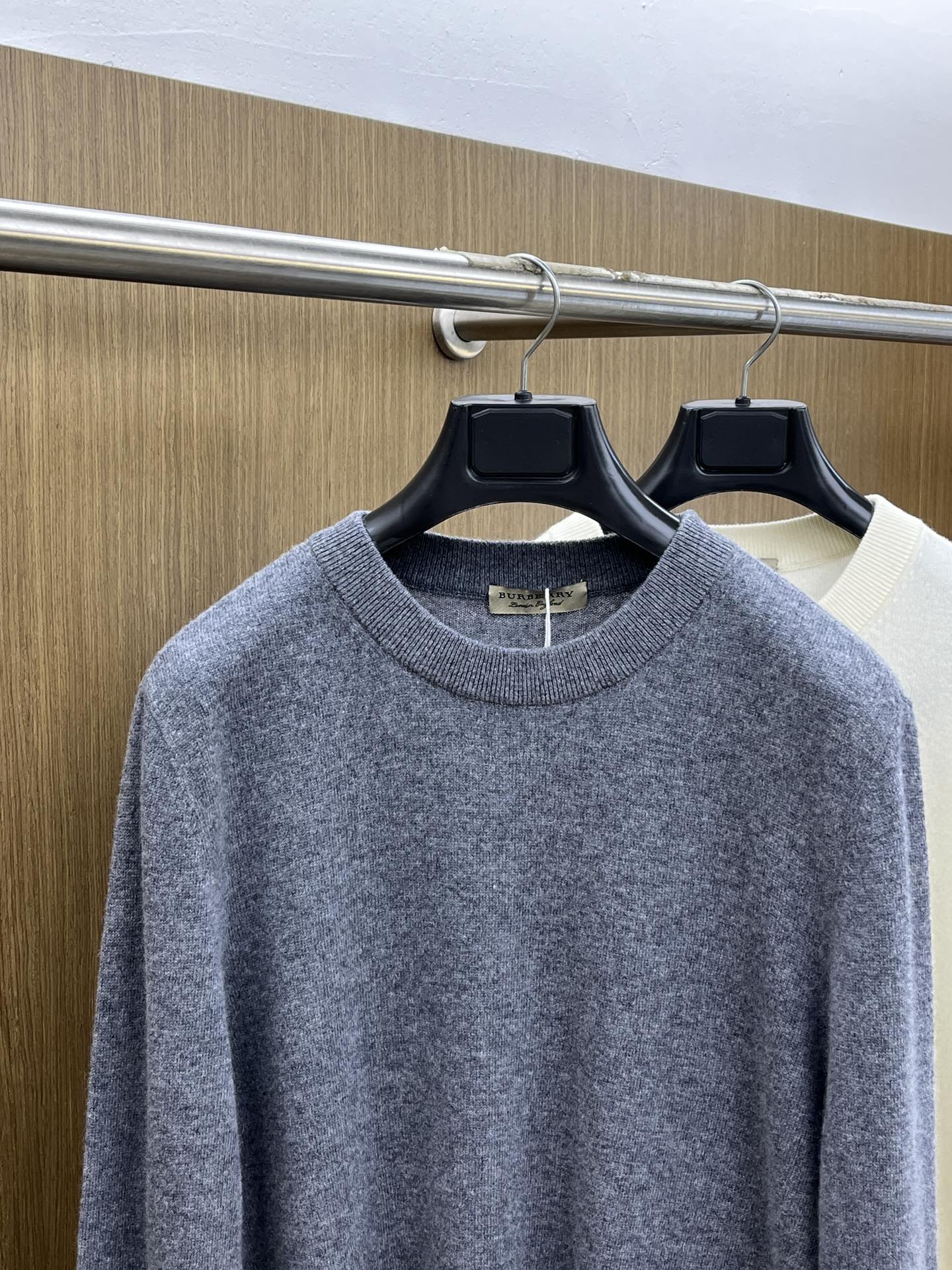 秋冬 BBR 采用羊绒羊毛混纺纱线，保暖性佳，蓬松柔软，加倍呵护肌肤，给你轻如无物的穿着感体验。高品质天