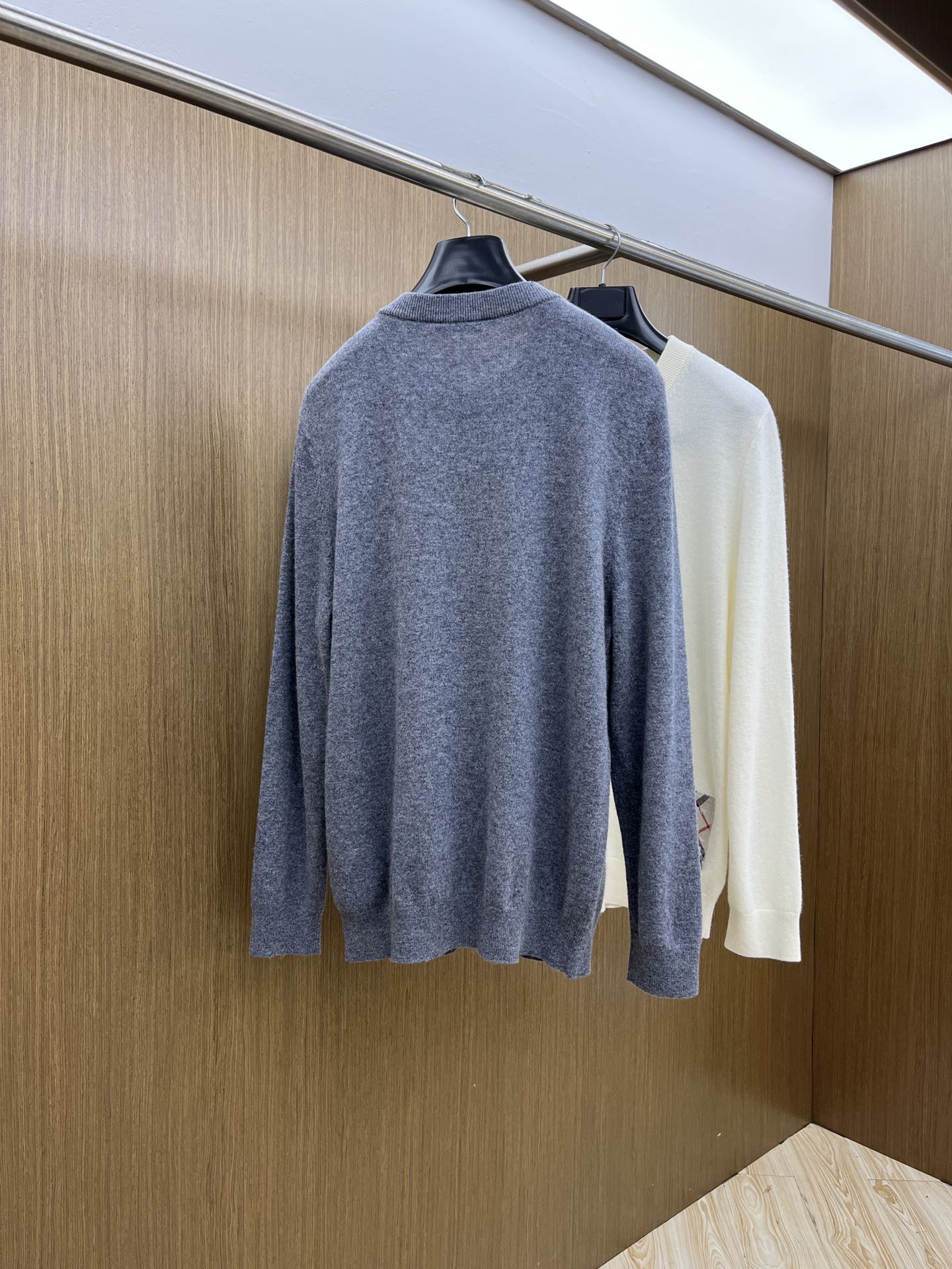 秋冬 BBR 采用羊绒羊毛混纺纱线，保暖性佳，蓬松柔软，加倍呵护肌肤，给你轻如无物的穿着感体验。高品质天