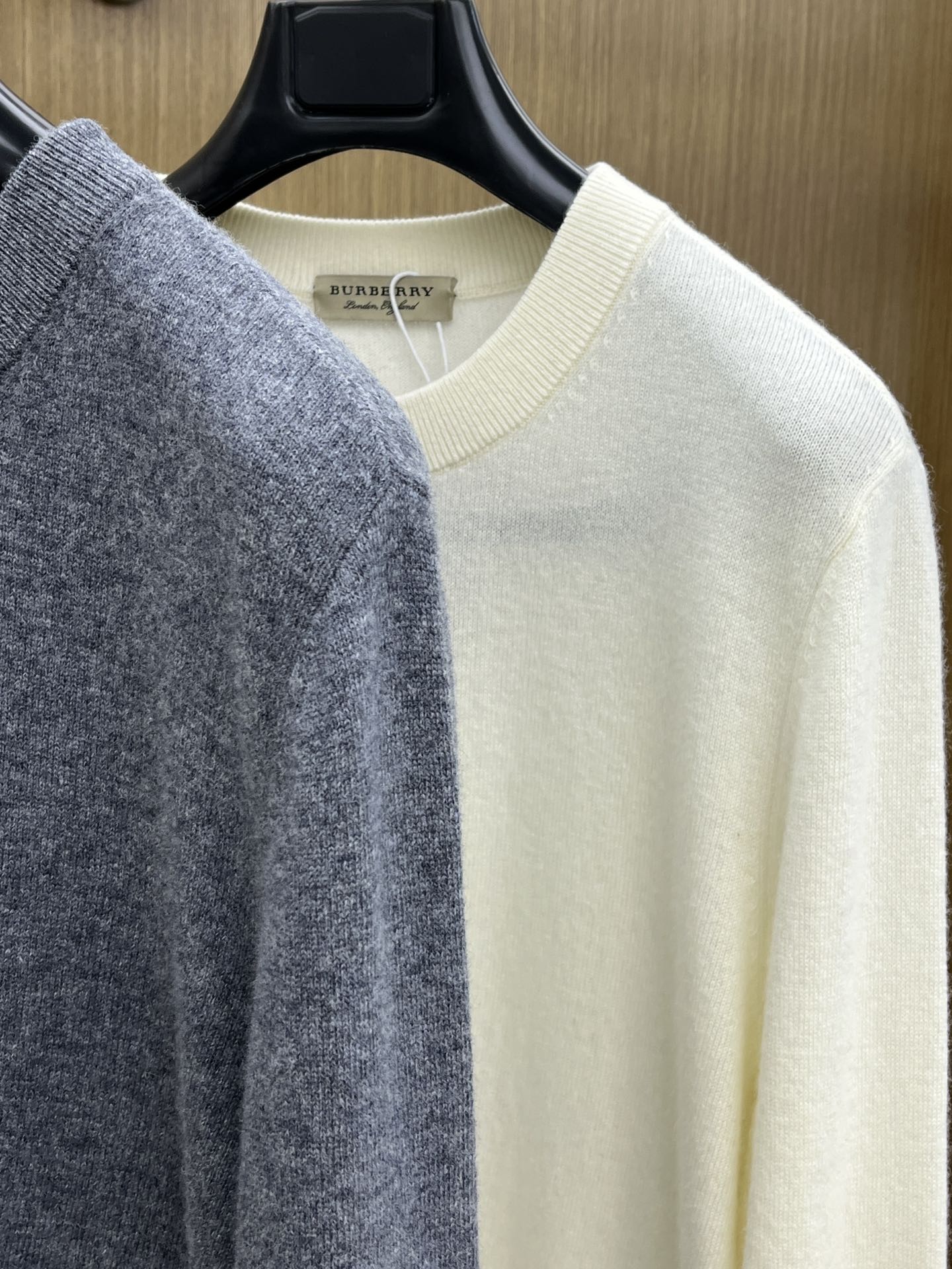 秋冬 BBR 采用羊绒羊毛混纺纱线，保暖性佳，蓬松柔软，加倍呵护肌肤，给你轻如无物的穿着感体验。高品质天