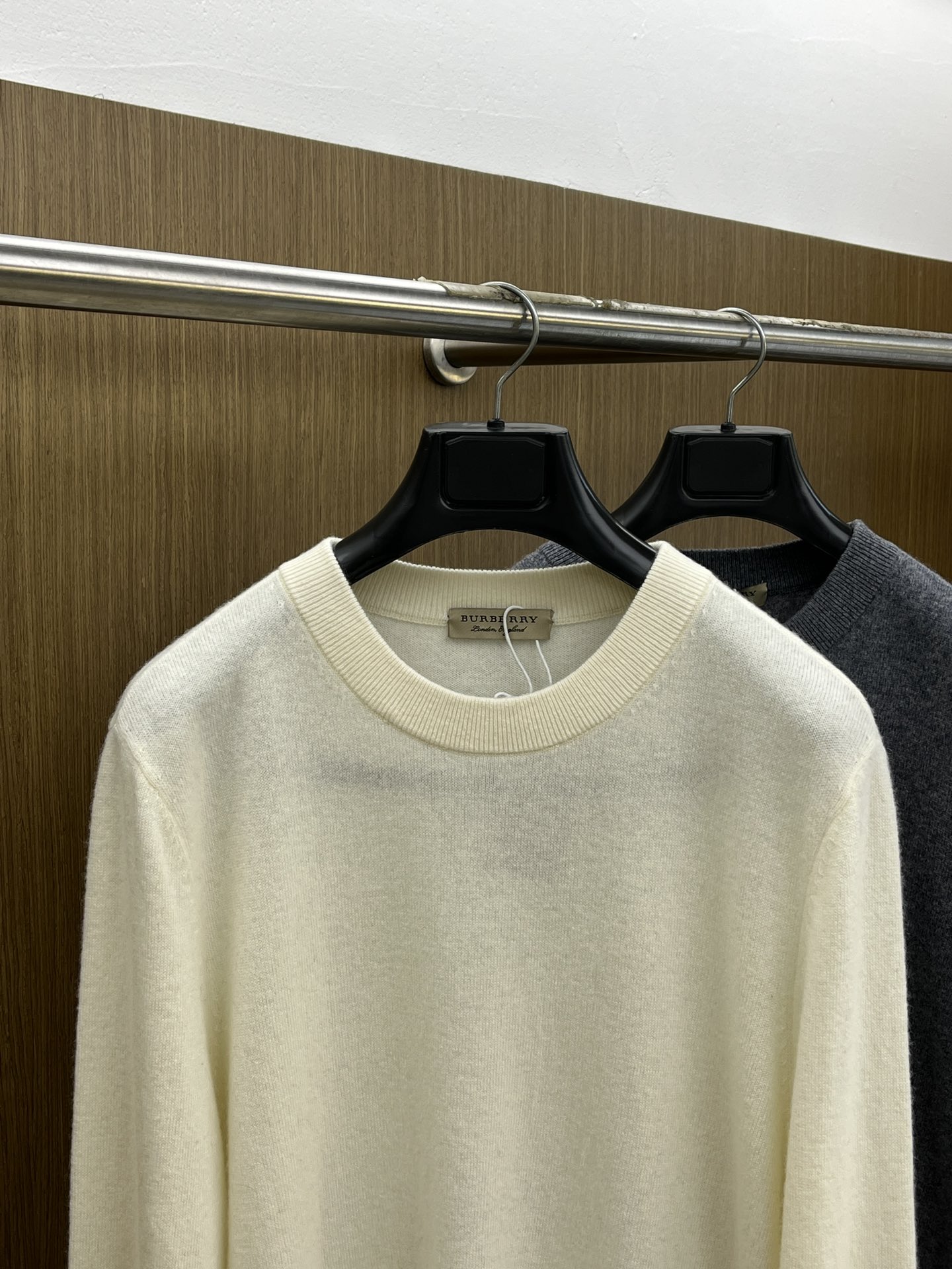 秋冬 BBR 采用羊绒羊毛混纺纱线，保暖性佳，蓬松柔软，加倍呵护肌肤，给你轻如无物的穿着感体验。高品质天