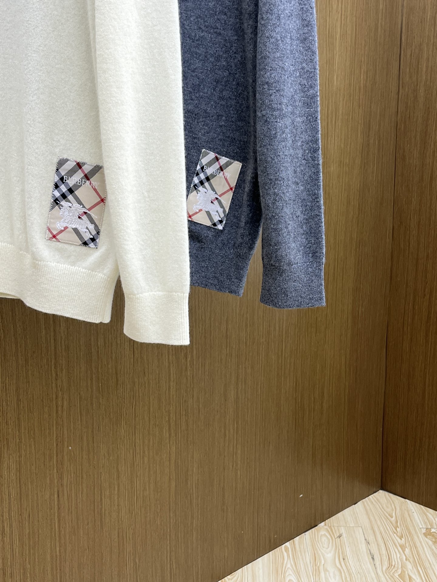 秋冬 BBR 采用羊绒羊毛混纺纱线，保暖性佳，蓬松柔软，加倍呵护肌肤，给你轻如无物的穿着感体验。高品质天