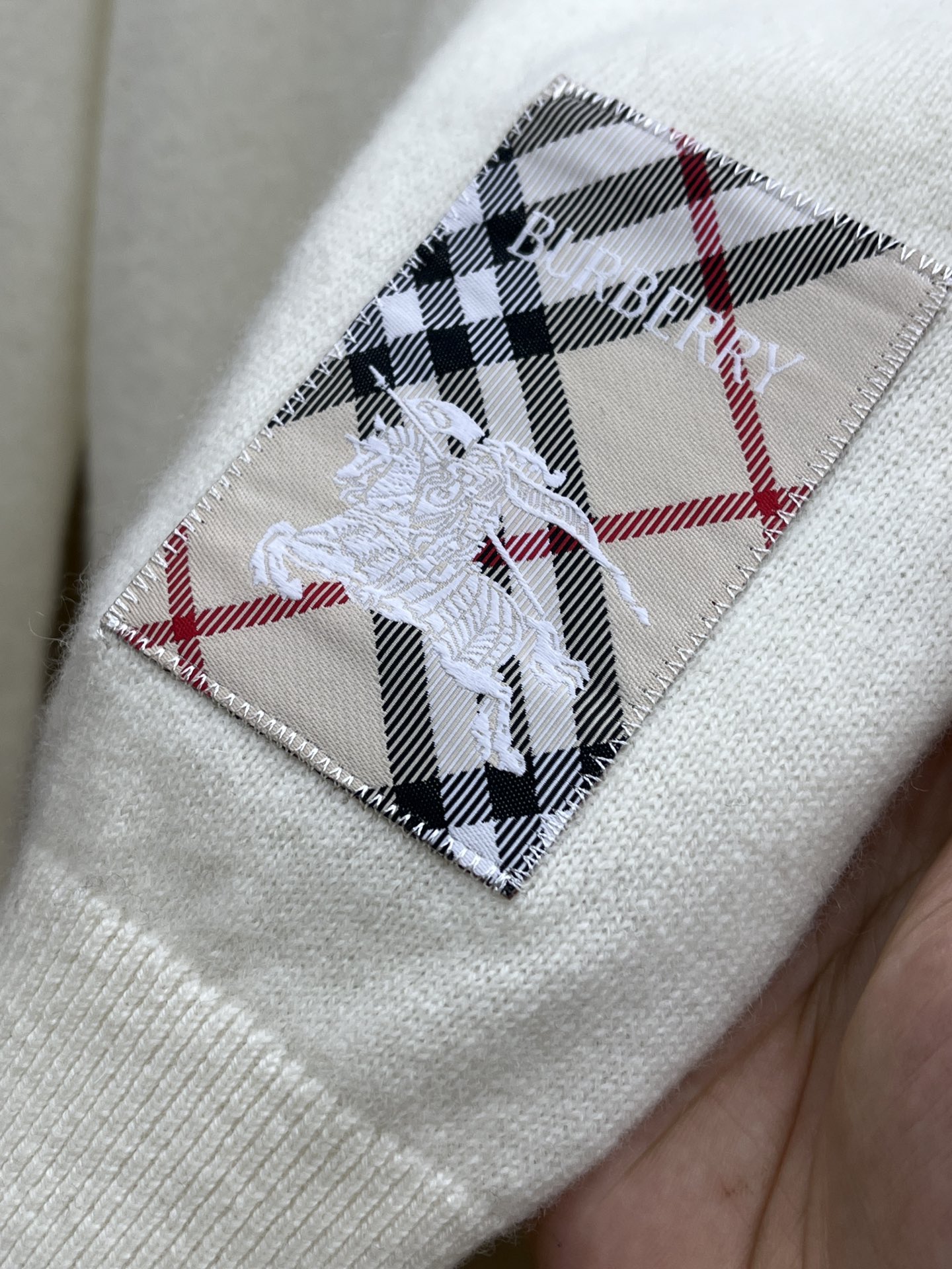 秋冬 BBR 采用羊绒羊毛混纺纱线，保暖性佳，蓬松柔软，加倍呵护肌肤，给你轻如无物的穿着感体验。高品质天