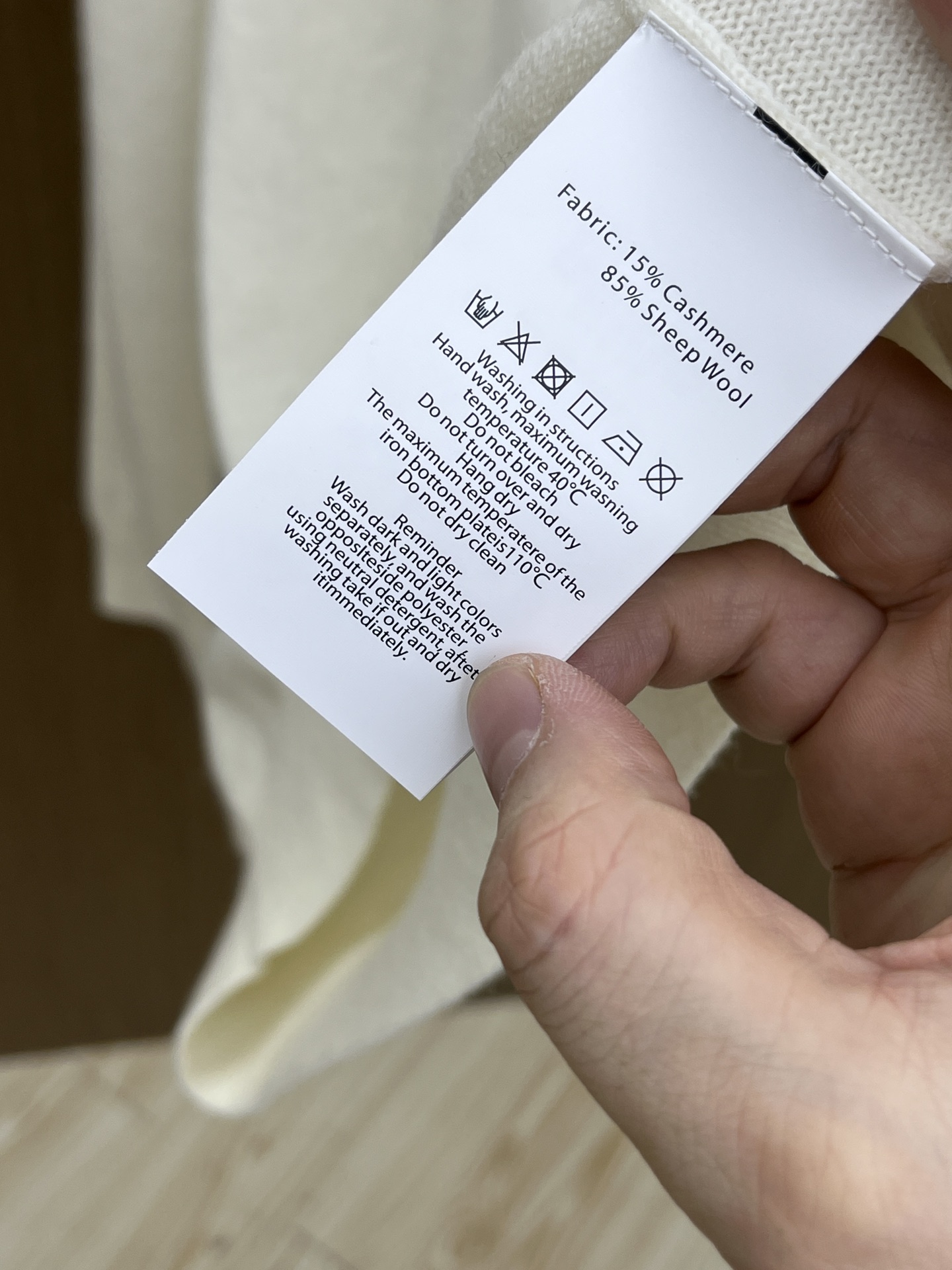 秋冬 BBR 采用羊绒羊毛混纺纱线，保暖性佳，蓬松柔软，加倍呵护肌肤，给你轻如无物的穿着感体验。高品质天