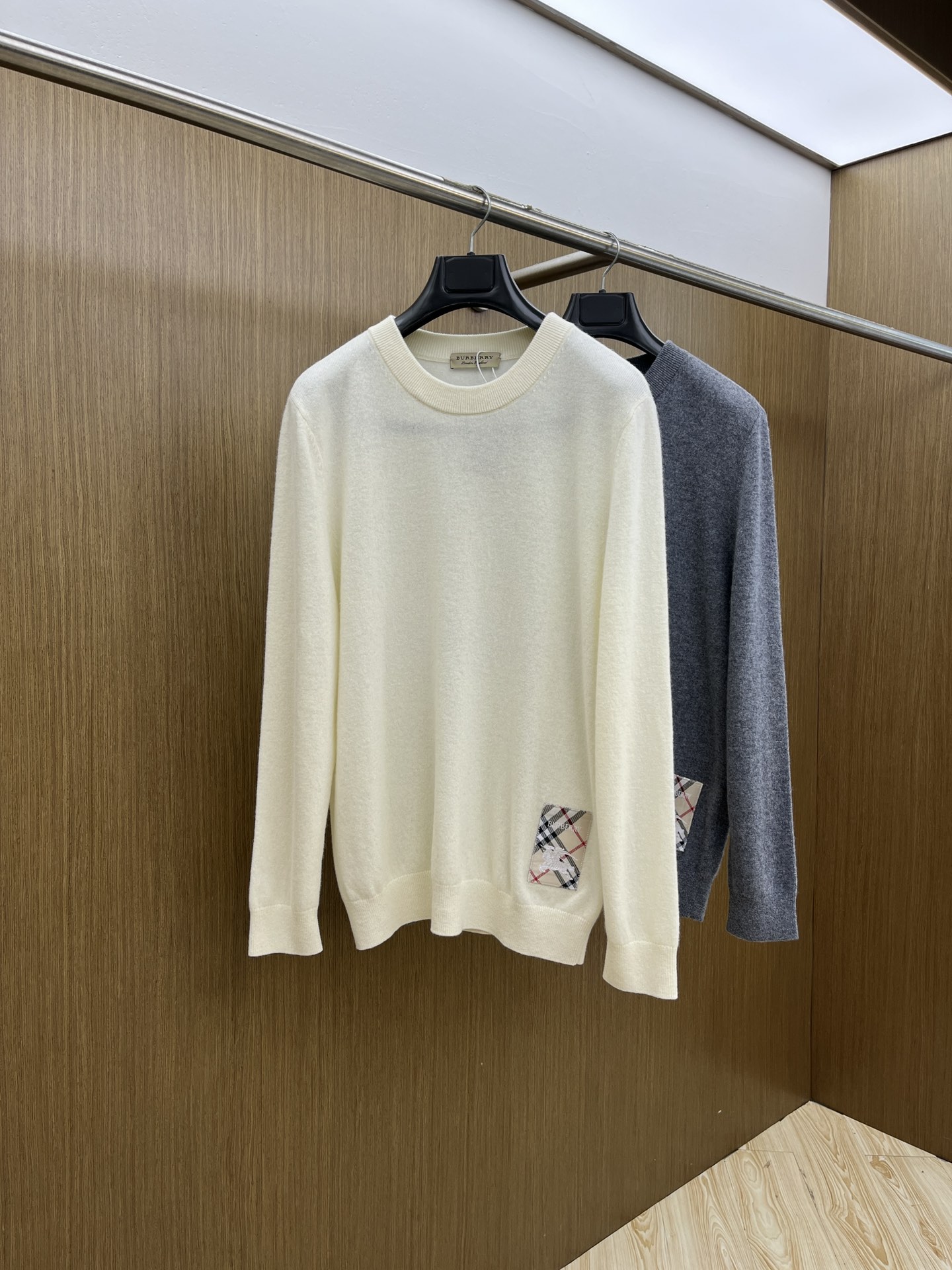 秋冬 BBR 采用羊绒羊毛混纺纱线，保暖性佳，蓬松柔软，加倍呵护肌肤，给你轻如无物的穿着感体验。高品质天