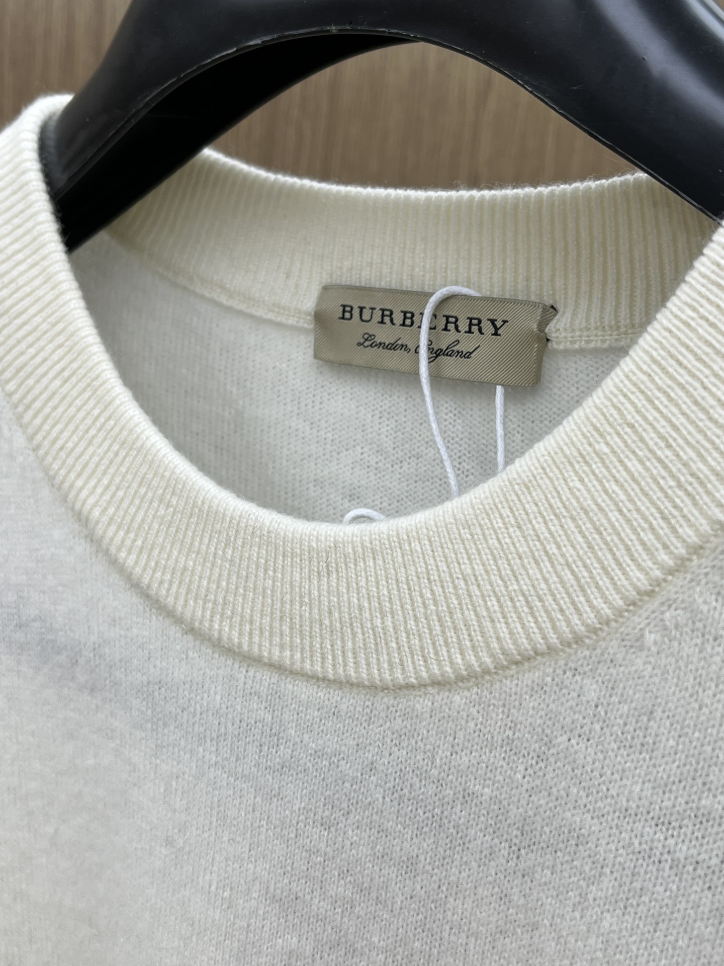 秋冬 BBR 采用羊绒羊毛混纺纱线，保暖性佳，蓬松柔软，加倍呵护肌肤，给你轻如无物的穿着感体验。高品质天