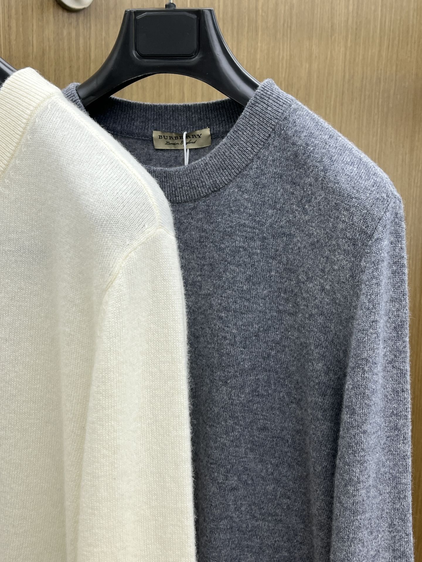 秋冬 BBR 采用羊绒羊毛混纺纱线，保暖性佳，蓬松柔软，加倍呵护肌肤，给你轻如无物的穿着感体验。高品质天