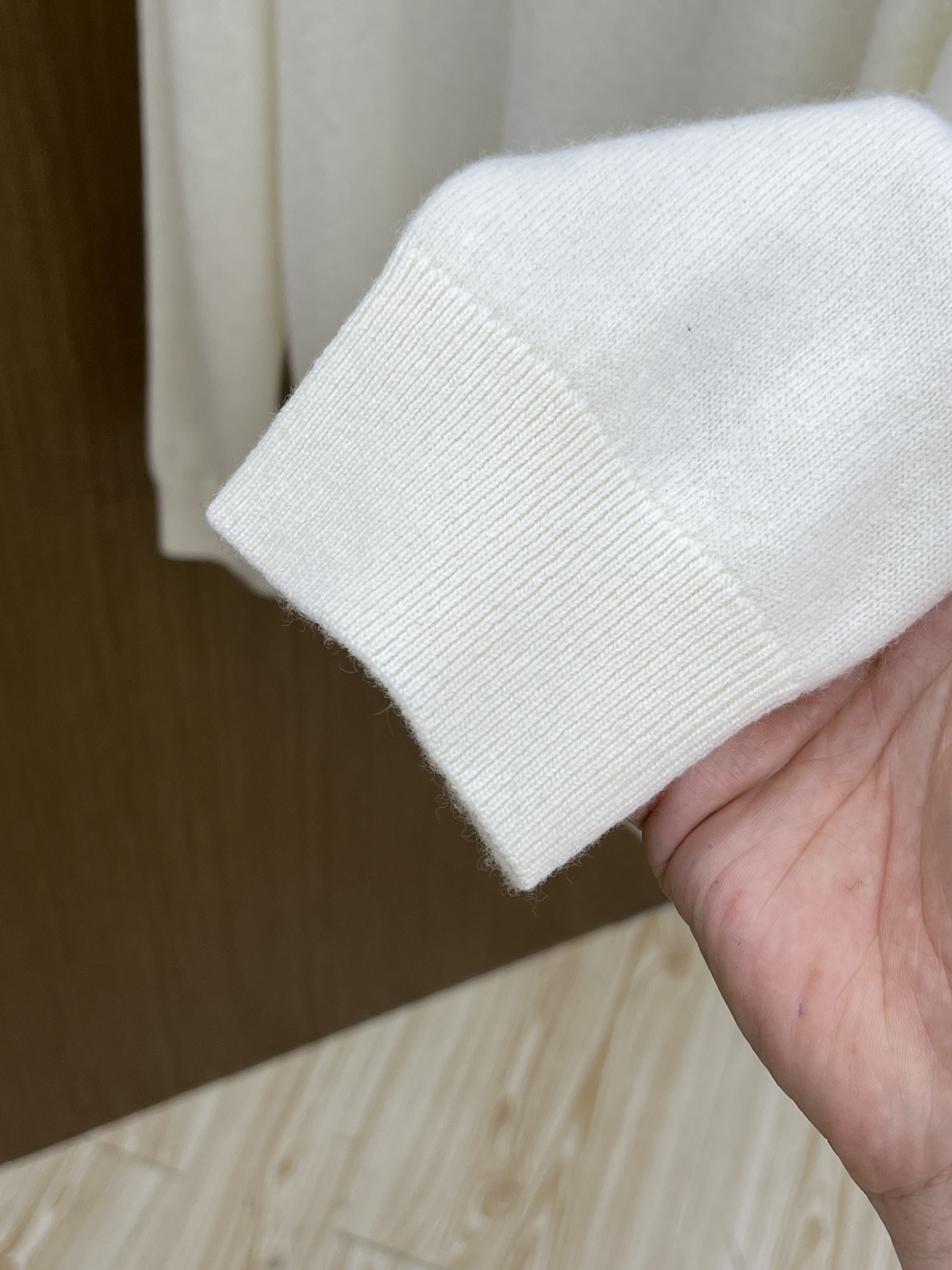 秋冬 BBR 采用羊绒羊毛混纺纱线，保暖性佳，蓬松柔软，加倍呵护肌肤，给你轻如无物的穿着感体验。高品质天