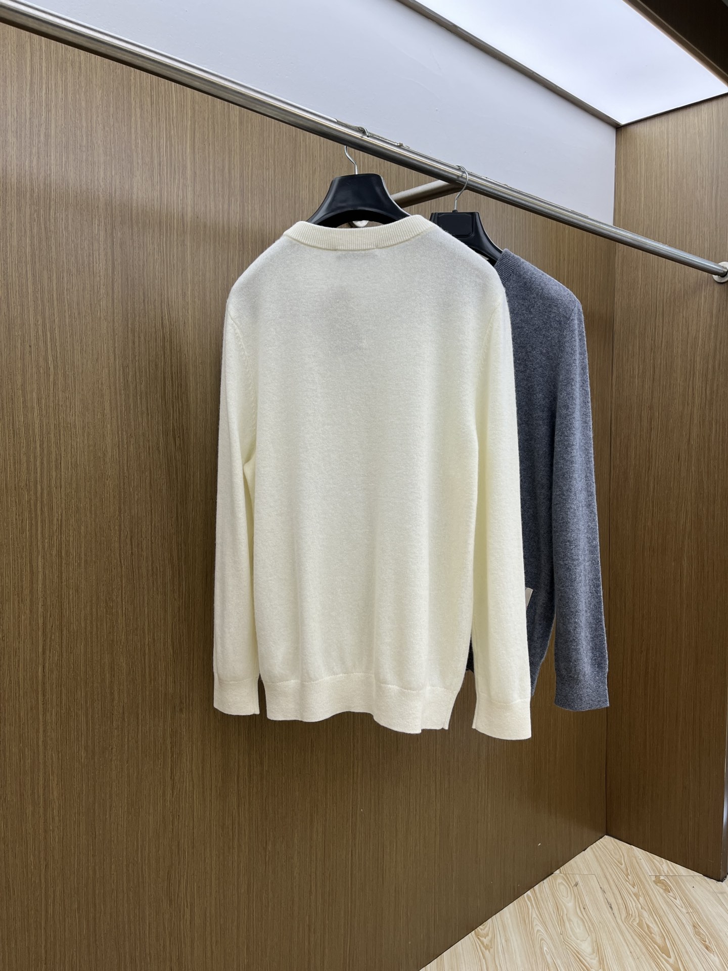 秋冬 BBR 采用羊绒羊毛混纺纱线，保暖性佳，蓬松柔软，加倍呵护肌肤，给你轻如无物的穿着感体验。高品质天