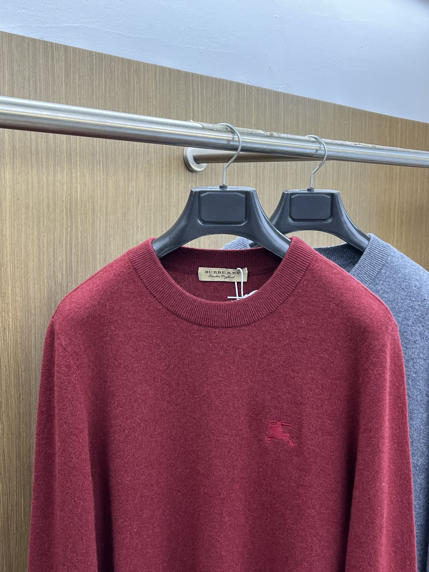 秋冬 BBR 采用羊绒羊毛混纺纱线，保暖性佳，蓬松柔软，加倍呵护肌肤，给你轻如无物的穿着感体验。高品质天