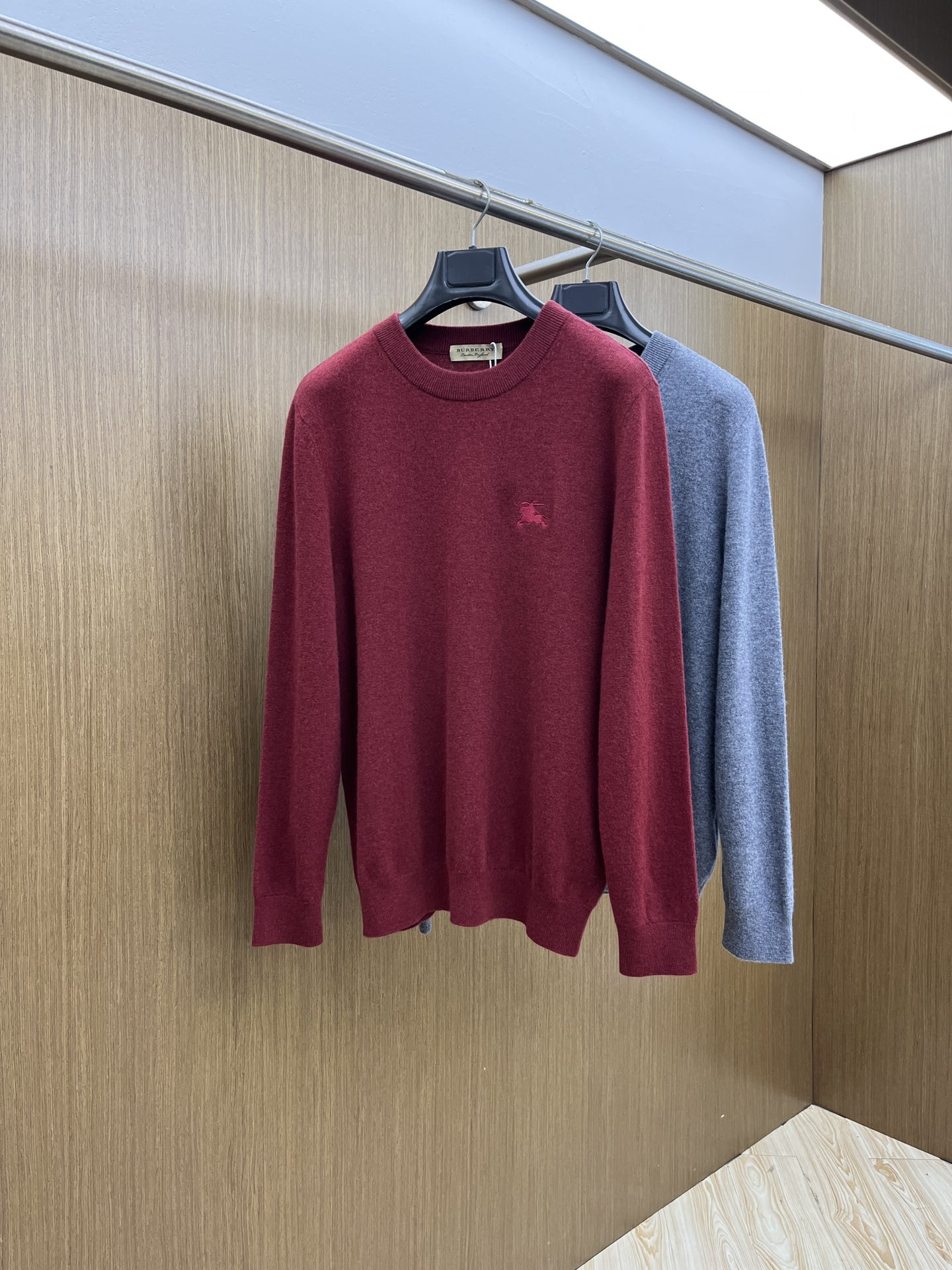 秋冬 BBR 采用羊绒羊毛混纺纱线，保暖性佳，蓬松柔软，加倍呵护肌肤，给你轻如无物的穿着感体验。高品质天